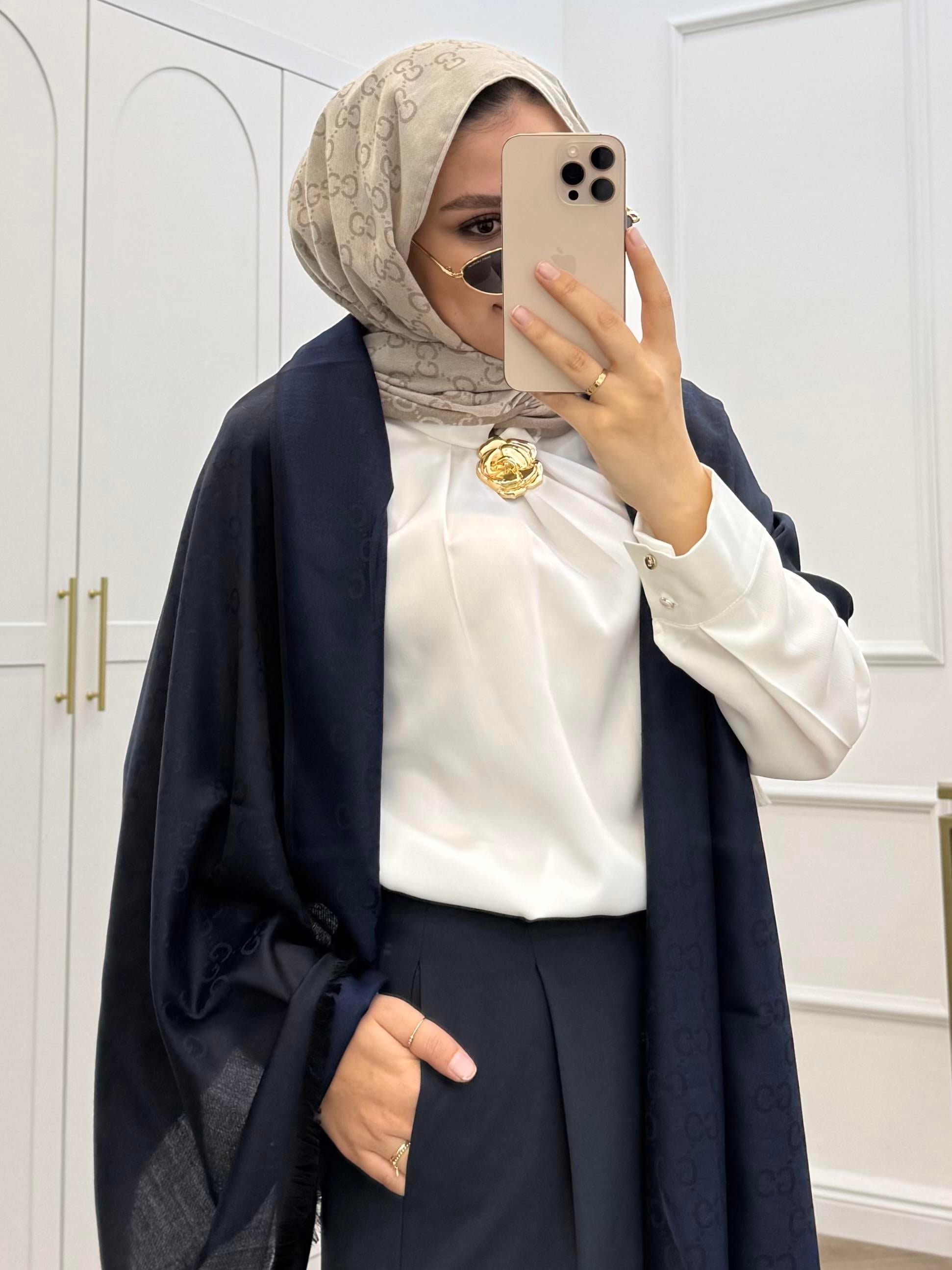 HAKİM YAKA BROŞ DETAYLI SATEN BLUZ BEYAZ