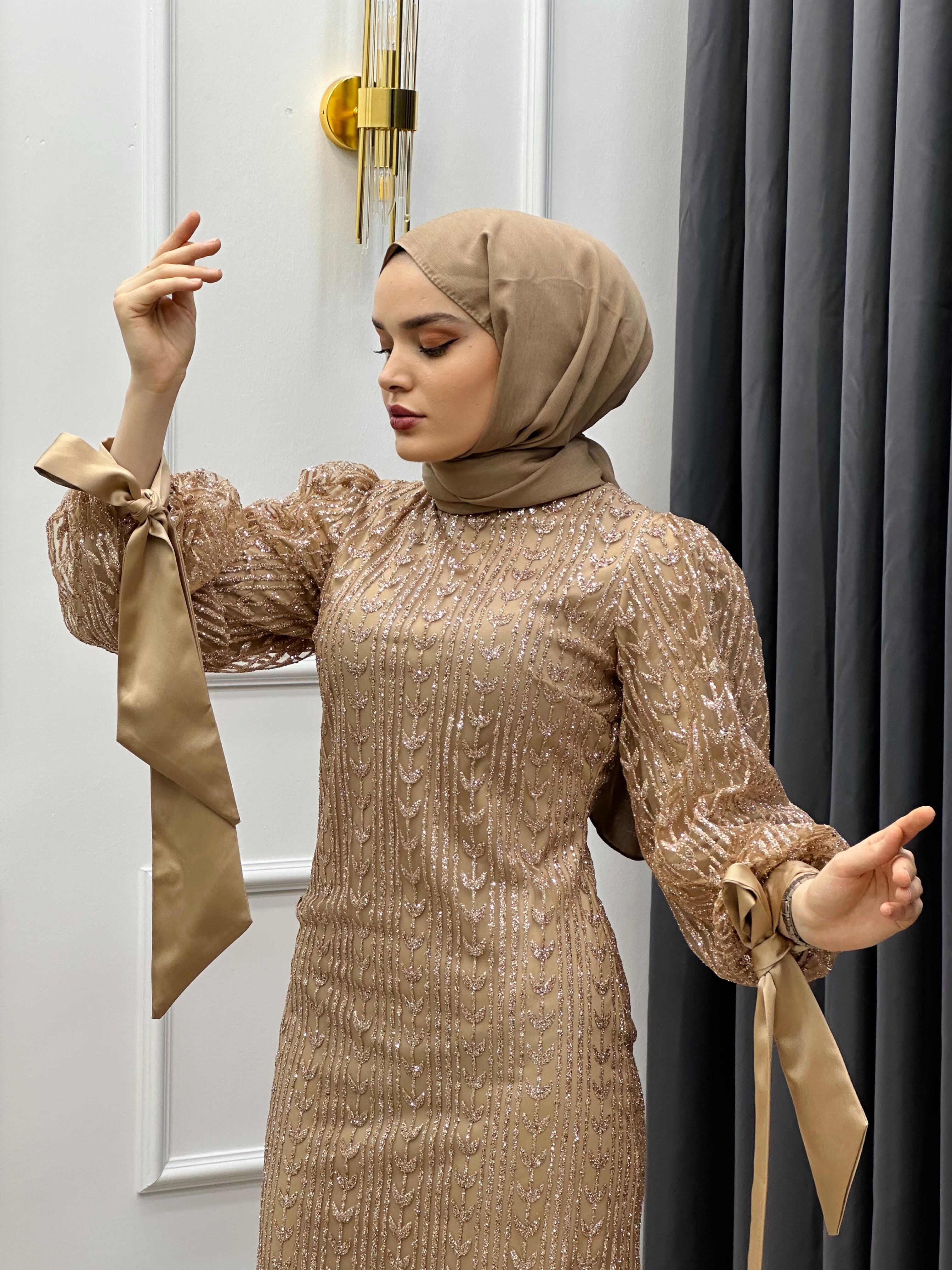 KOL UCU KURDELELİ SİMLİ ABİYE BEJ