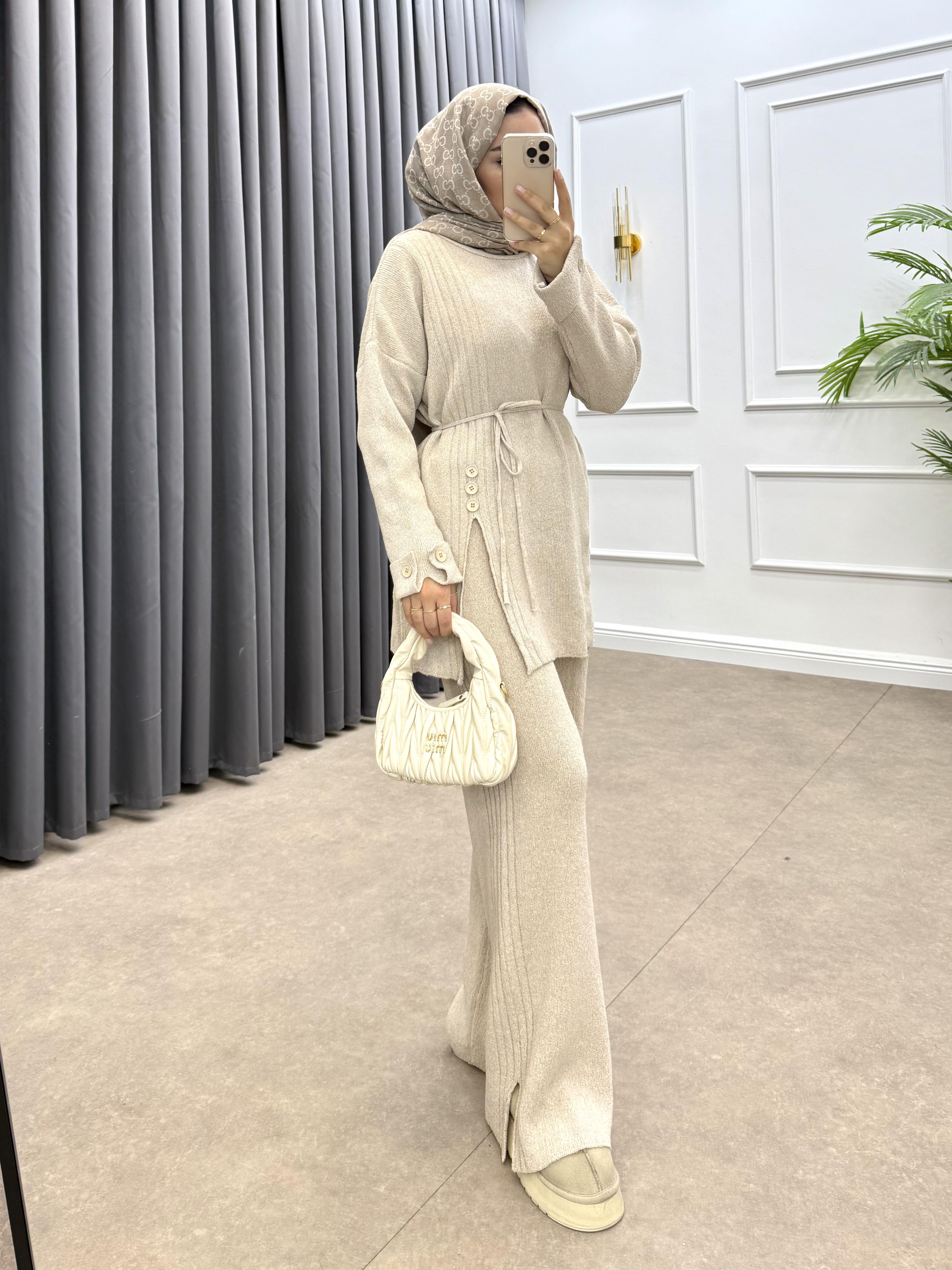 ÜÇ DÜĞME DETAYLI TRİKO TAKIM BEJ