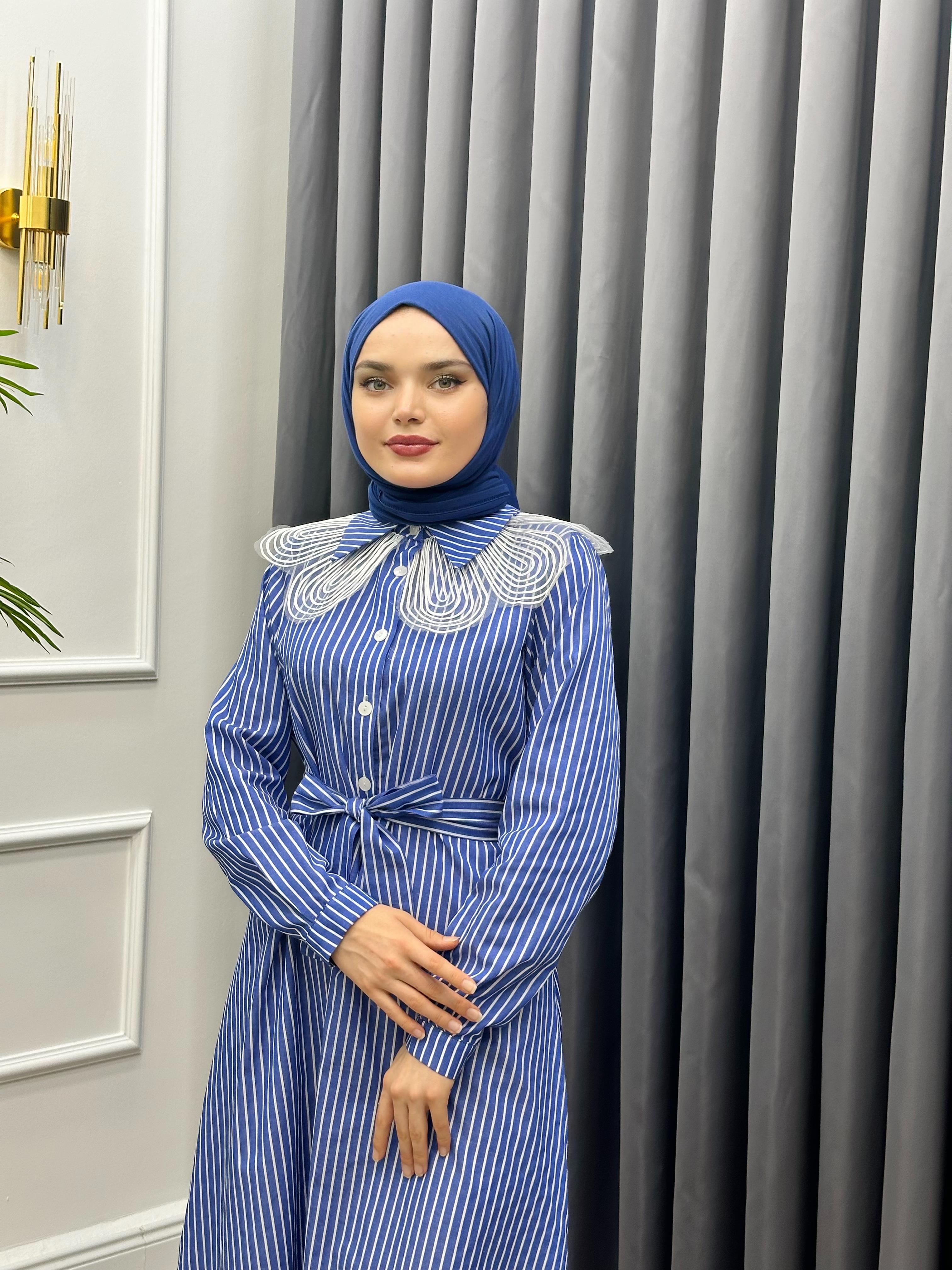 YAKASI DANTEL DETAYLI ÇİZGİLİ ELBİSE LACİVERT