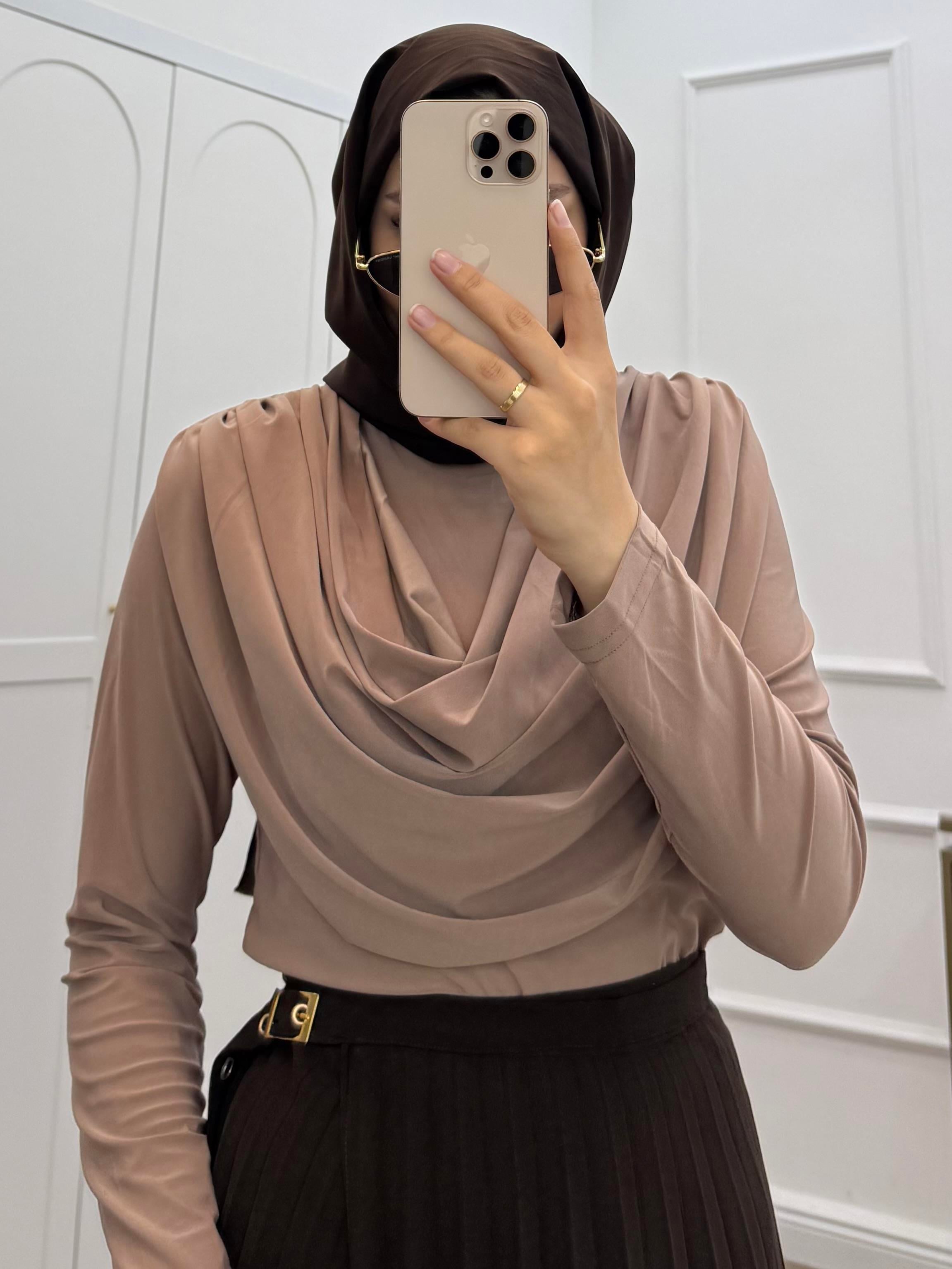 YAKASI DÖKÜMLÜ SANDY BLUZ VİZON 