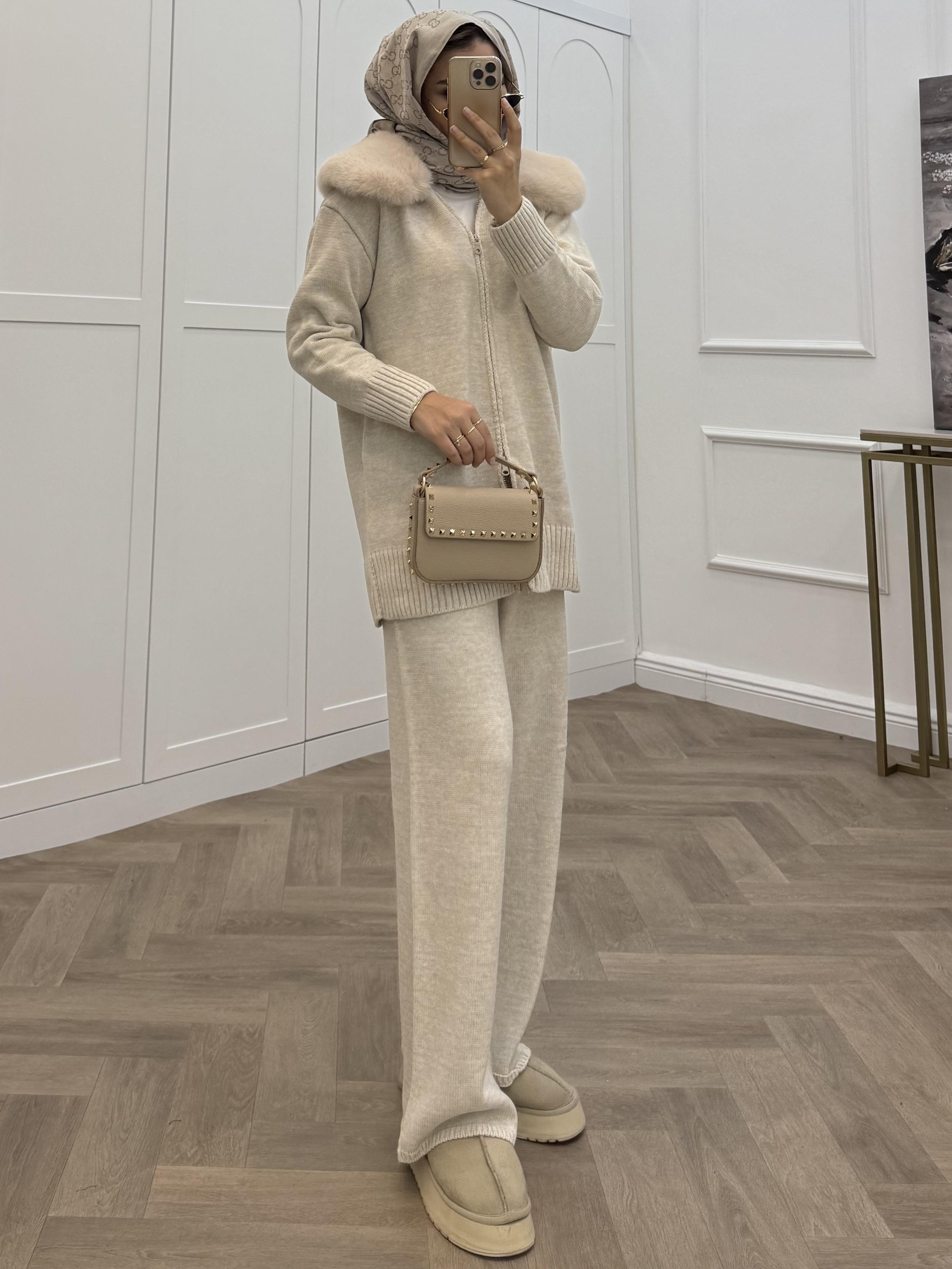 YAKASI KÜRKLÜ TRİKO TAKIM TAŞ