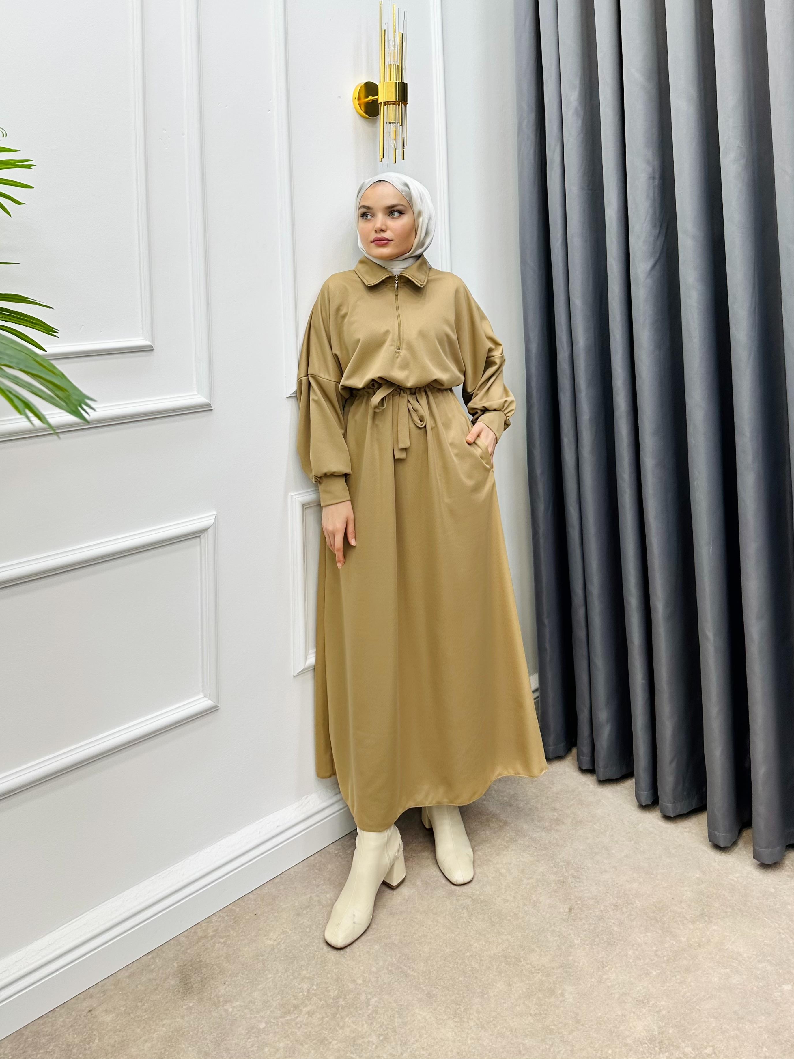 YARIM FERMUARLI BELDEN BAĞLAMALI ELBİSE SÜTLÜ KAHVE