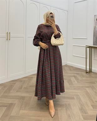 EKOSE DESENLİ BELDEN BAĞLAMALI ELBİSE KIRMIZI