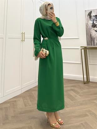 GOLD AKSESUAR DETAYLI KREP ELBİSE YEŞİL