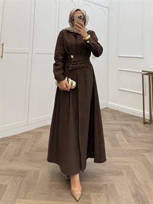 LASTİK KEMERLİ ÖNÜ DÜĞMELİ ELBİSE KAHVE