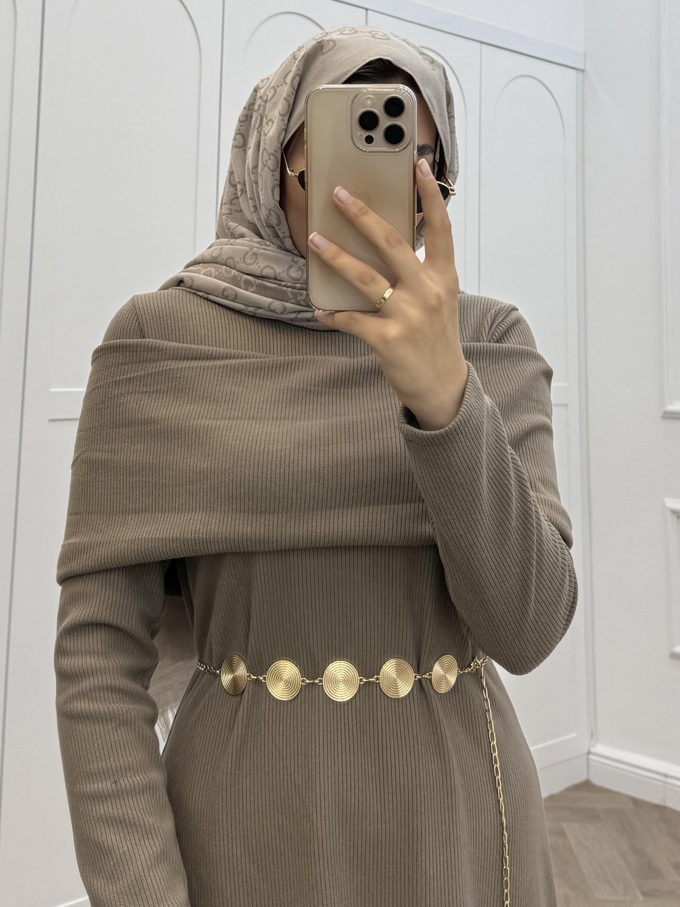 AKSESUAR DETAYLI FİTİLLİ ELBİSE BEJ