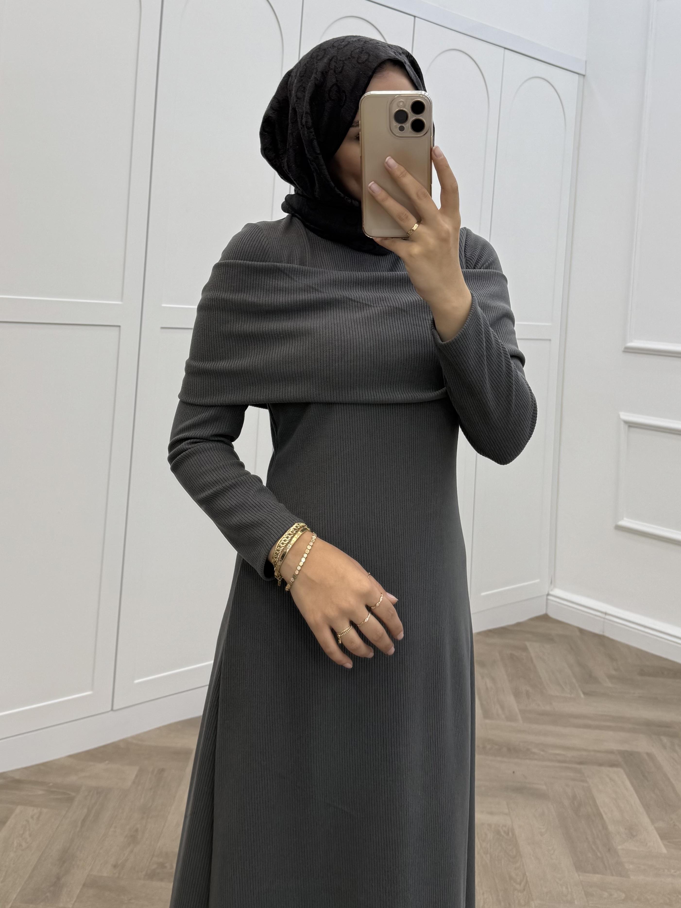 AKSESUAR DETAYLI FİTİLLİ ELBİSE FÜME