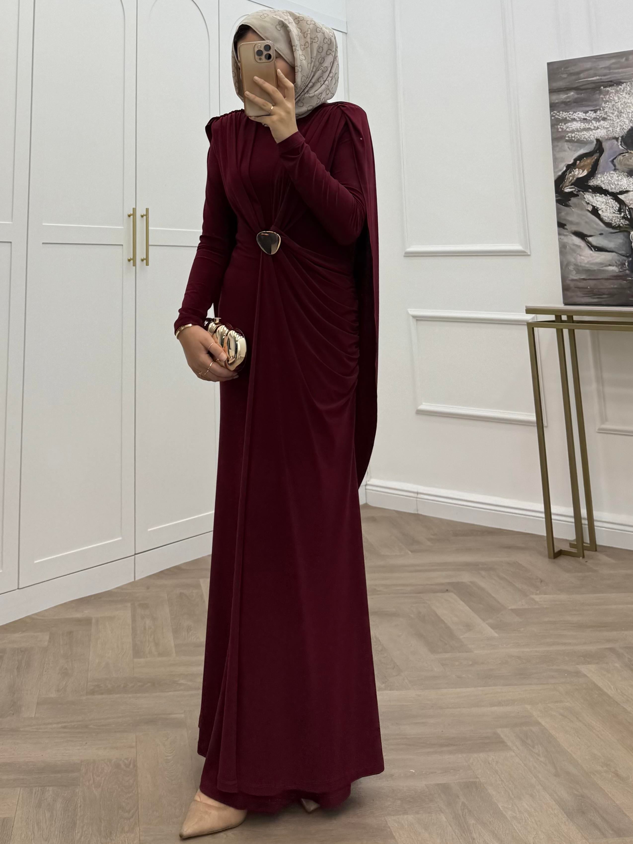 AKSESUAR DETAYLI SANDY ELBİSE BORDO