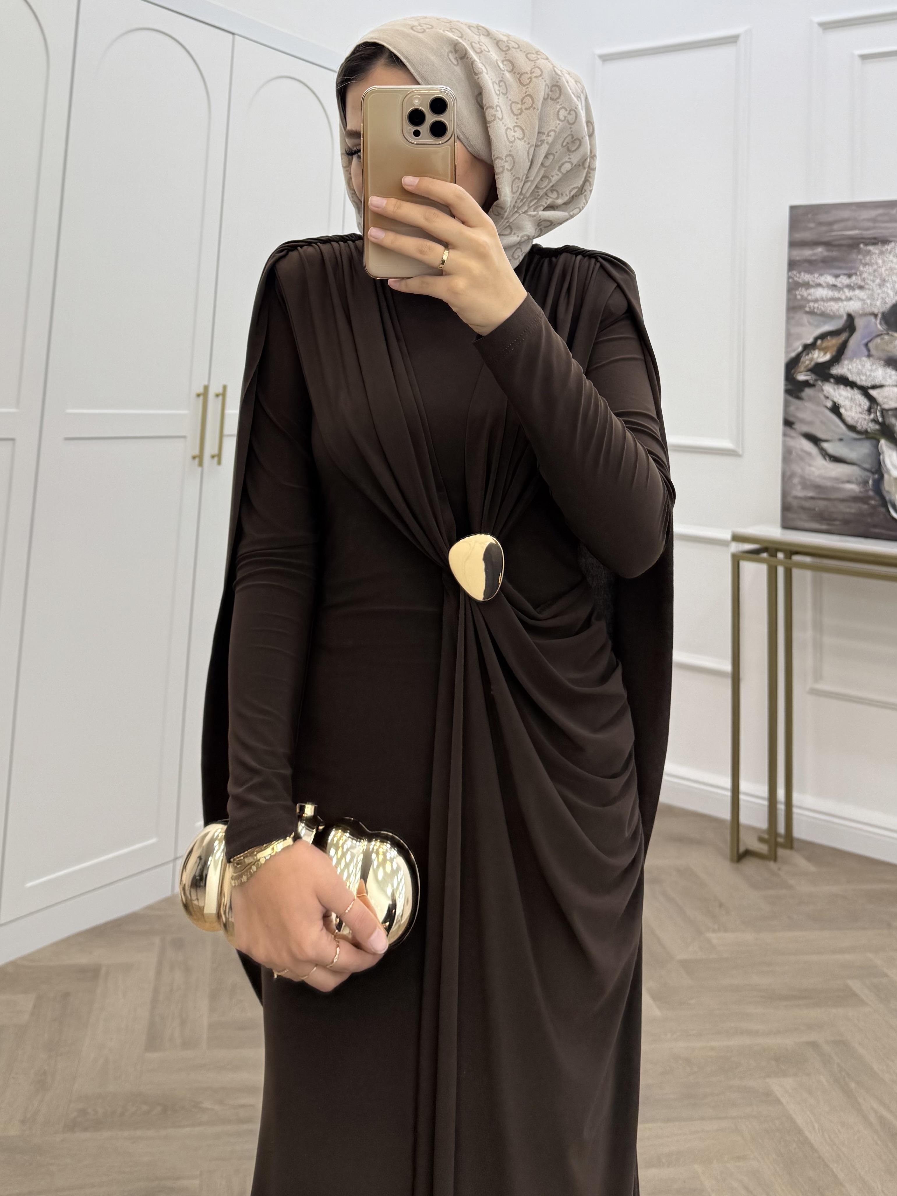 AKSESUAR DETAYLI SANDY ELBİSE  KAHVE 