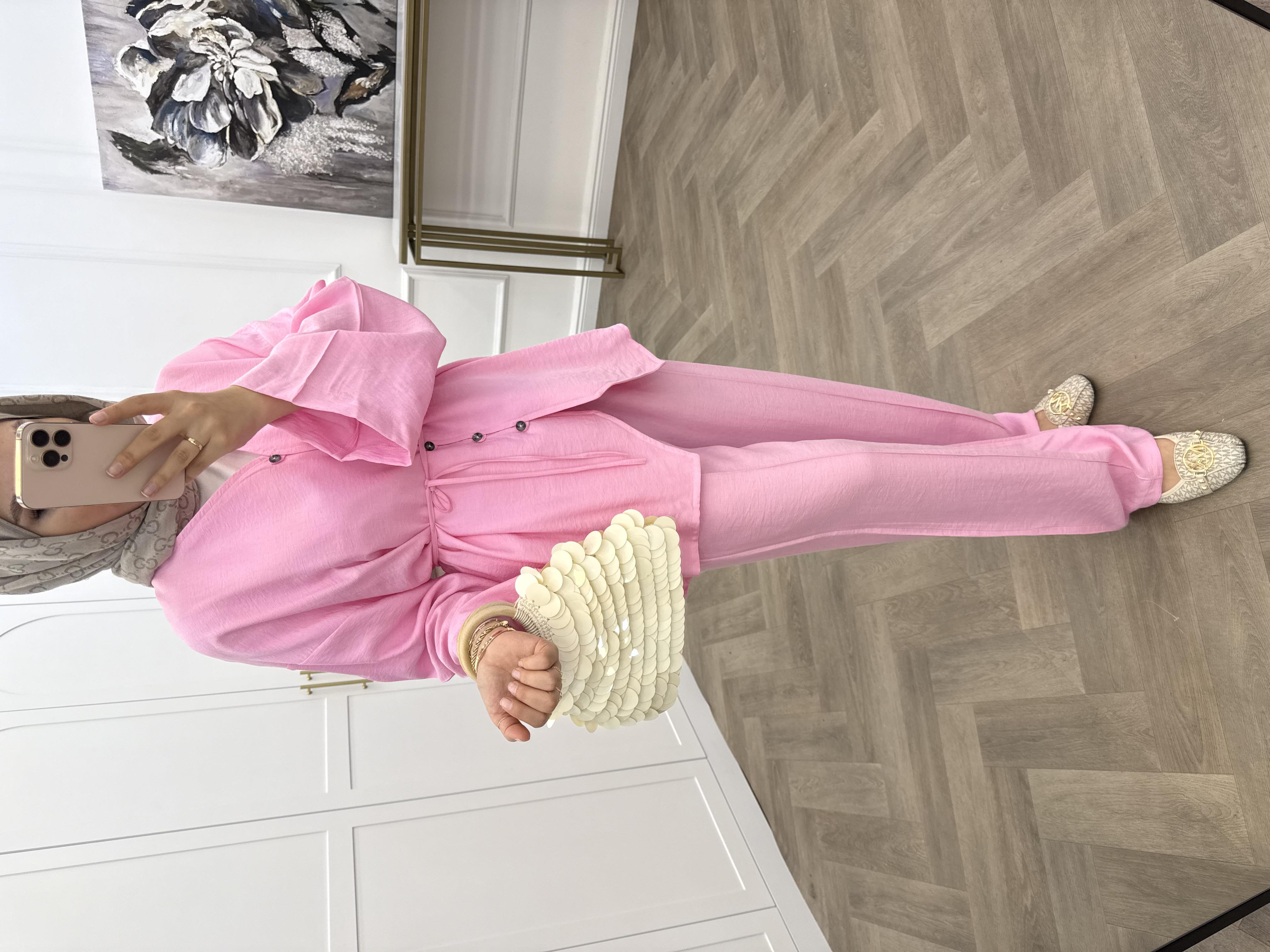 BAĞCIKLI ÖNDEN DÜĞMELİ PANTOLONLU TAKIM PEMBE