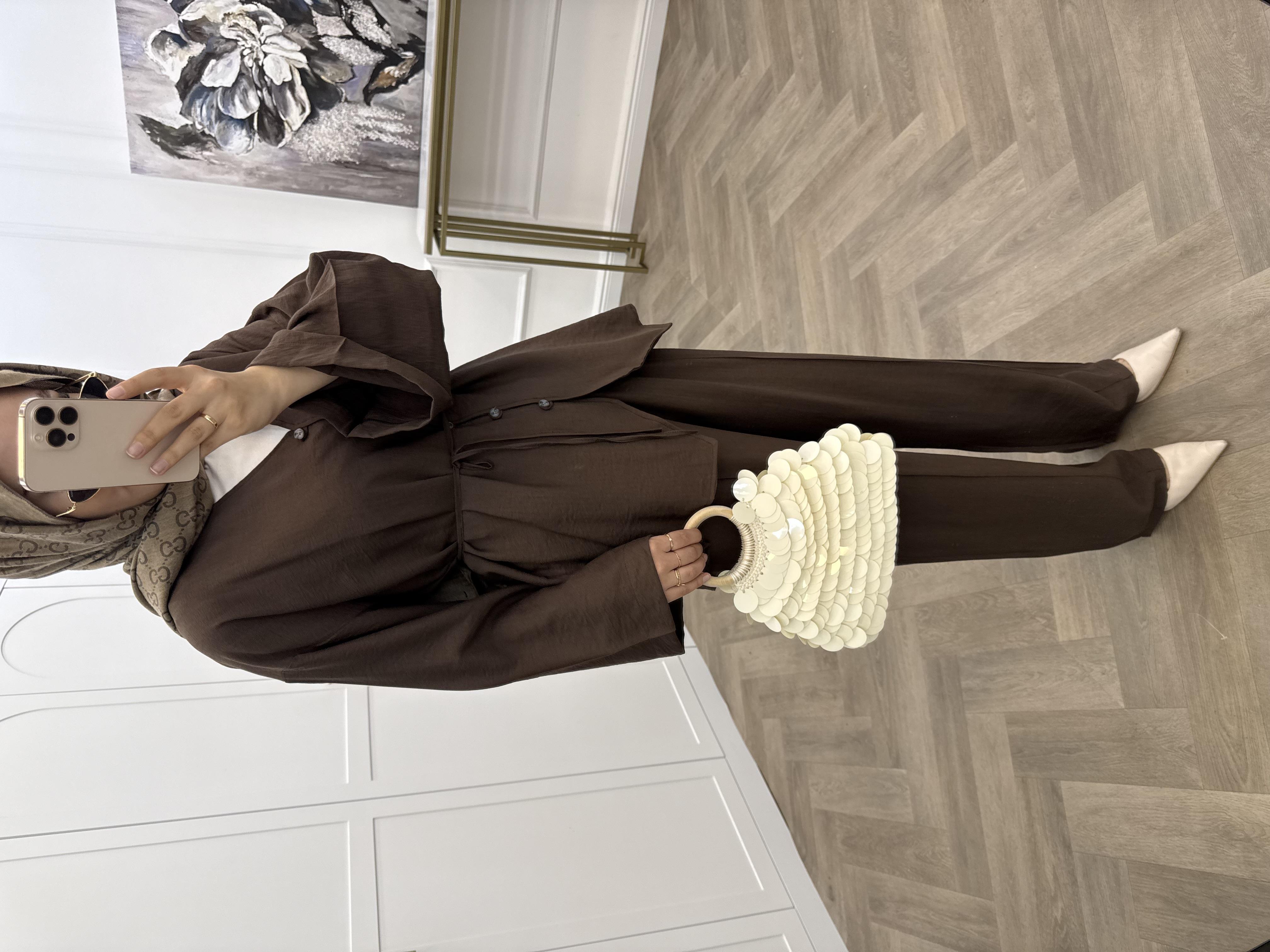 BAĞCIKLI ÖNDEN DÜĞMELİ PANTOLONLU TAKIM KAHVE