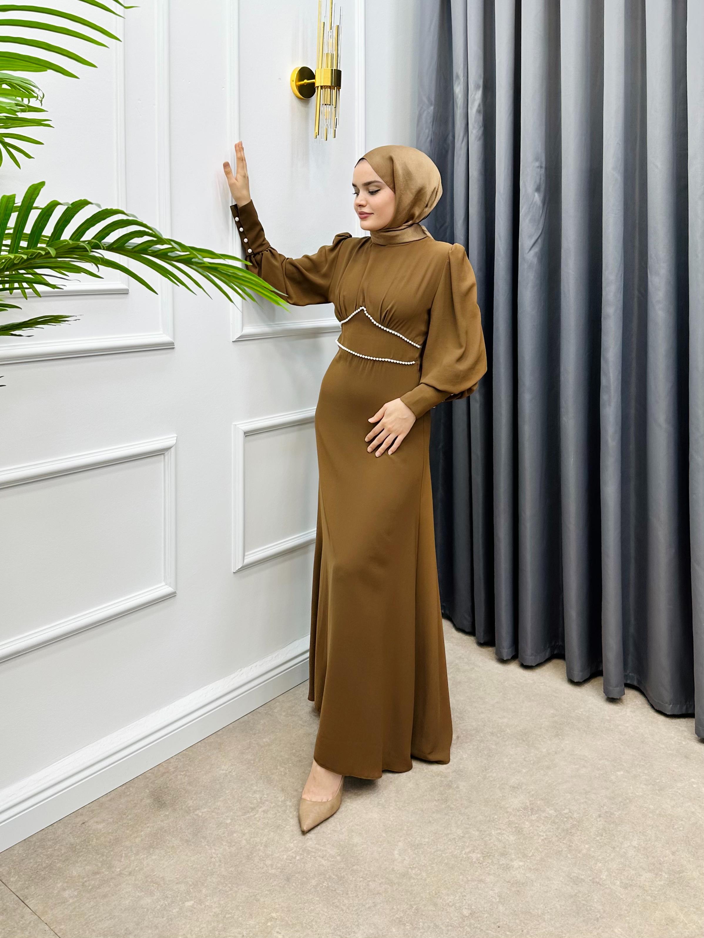 BALON KOL İNCİ DETAYLI KREP ELBİSE KAHVE