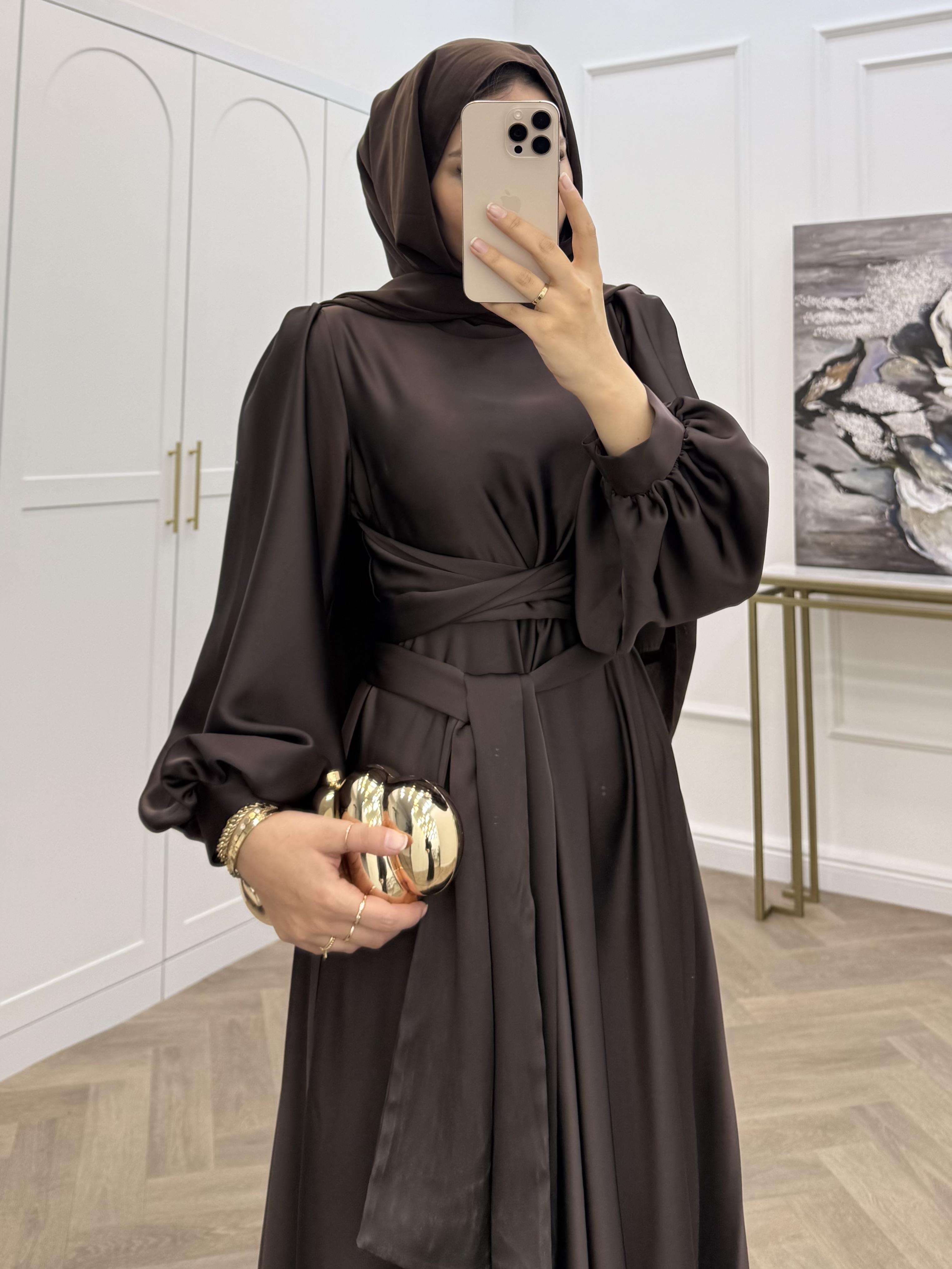 ÇAPRAZ BAĞLAMALI SATEN ELBİSE KAHVE