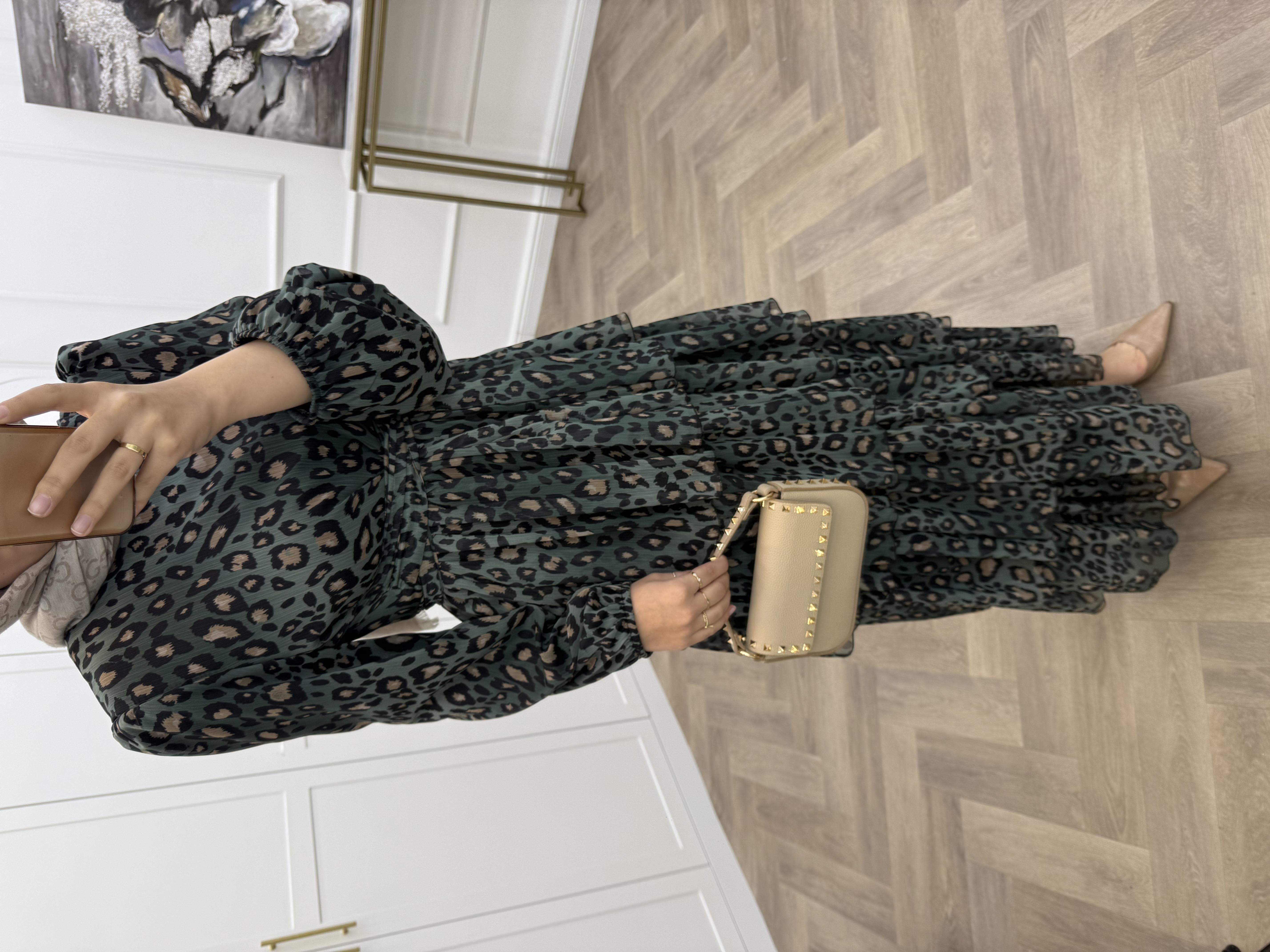 ÇAPRAZ DETAYLI KATLI ŞİFON ELBİSE LEOPAR ZÜMRÜT 