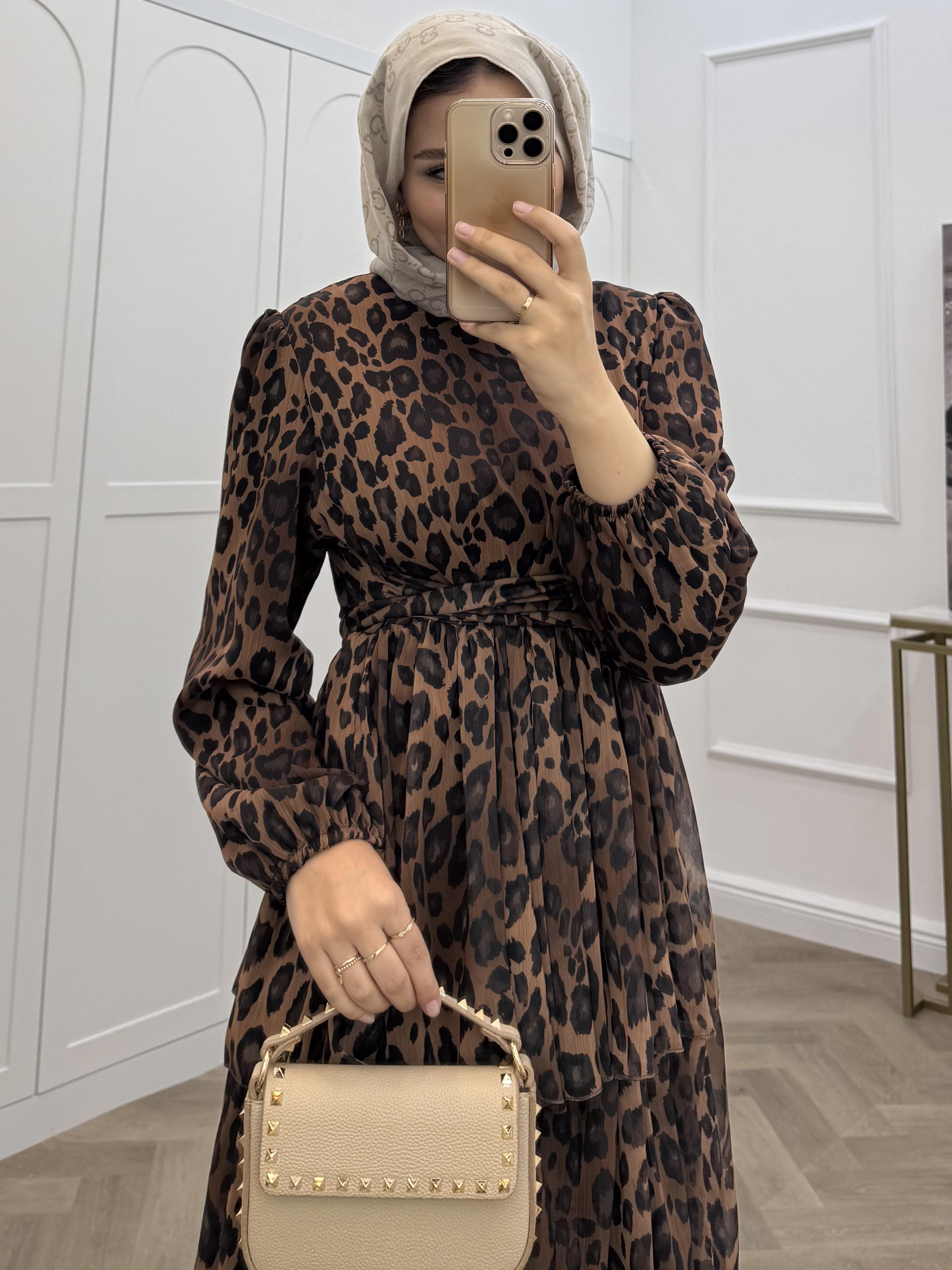 ÇAPRAZ DETAYLI KATLI ŞİFON ELBİSE LEOPAR CAMEL 