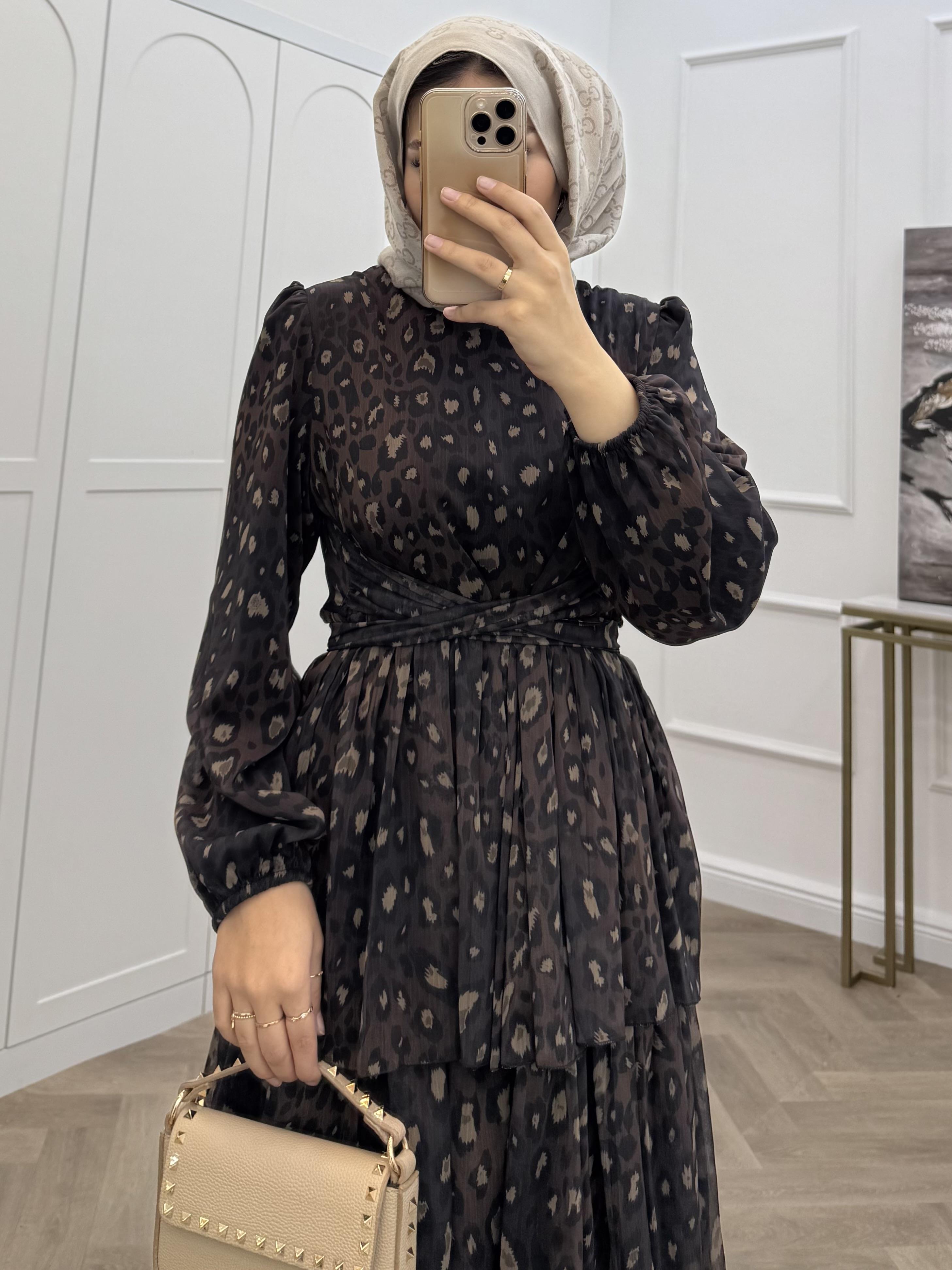 ÇAPRAZ DETAYLI KATLI ŞİFON ELBİSE LEOPAR ACI KAHVE 