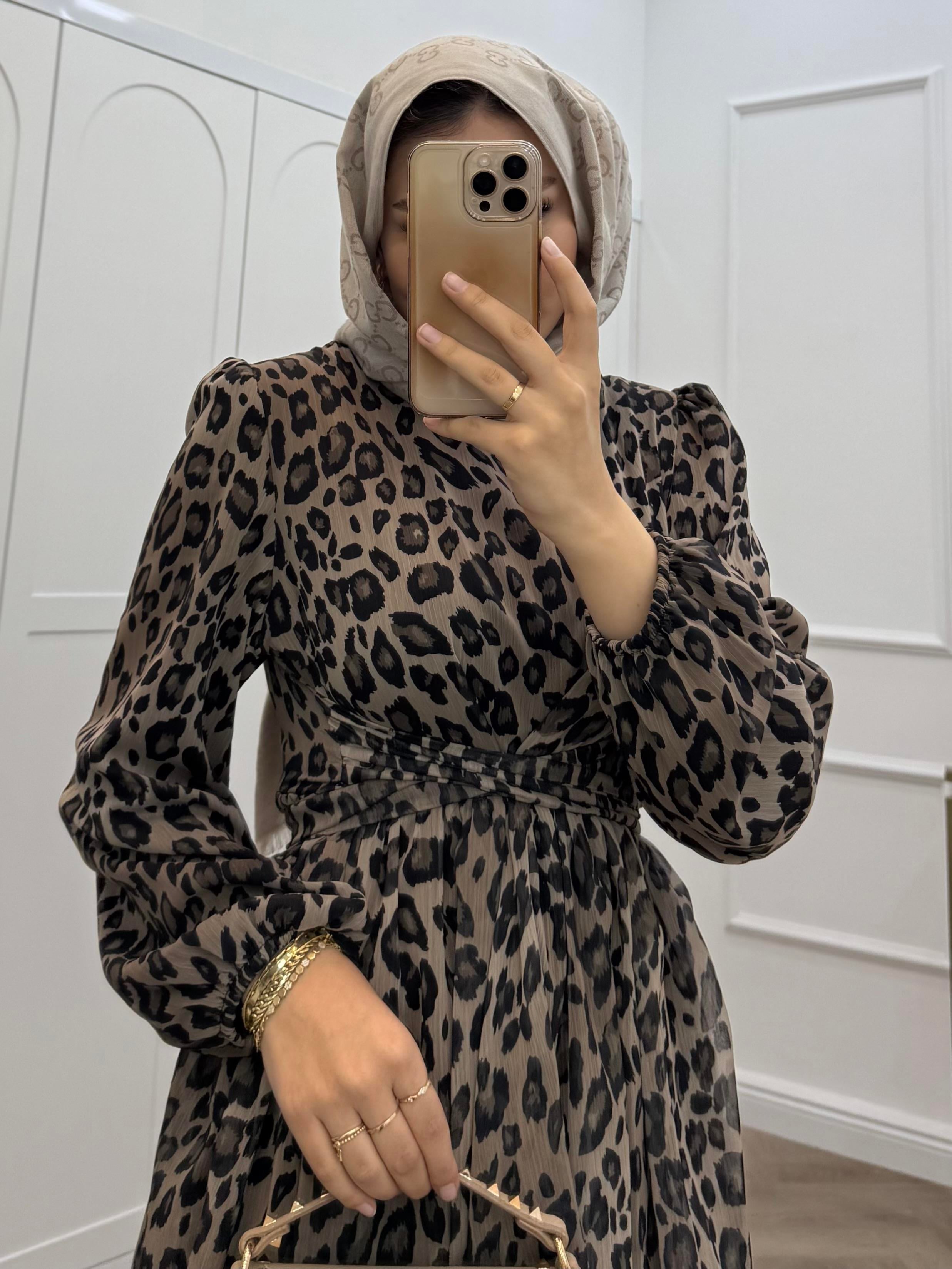 ÇAPRAZ DETAYLI KATLI ŞİFON ELBİSE LEOPAR VİZON 