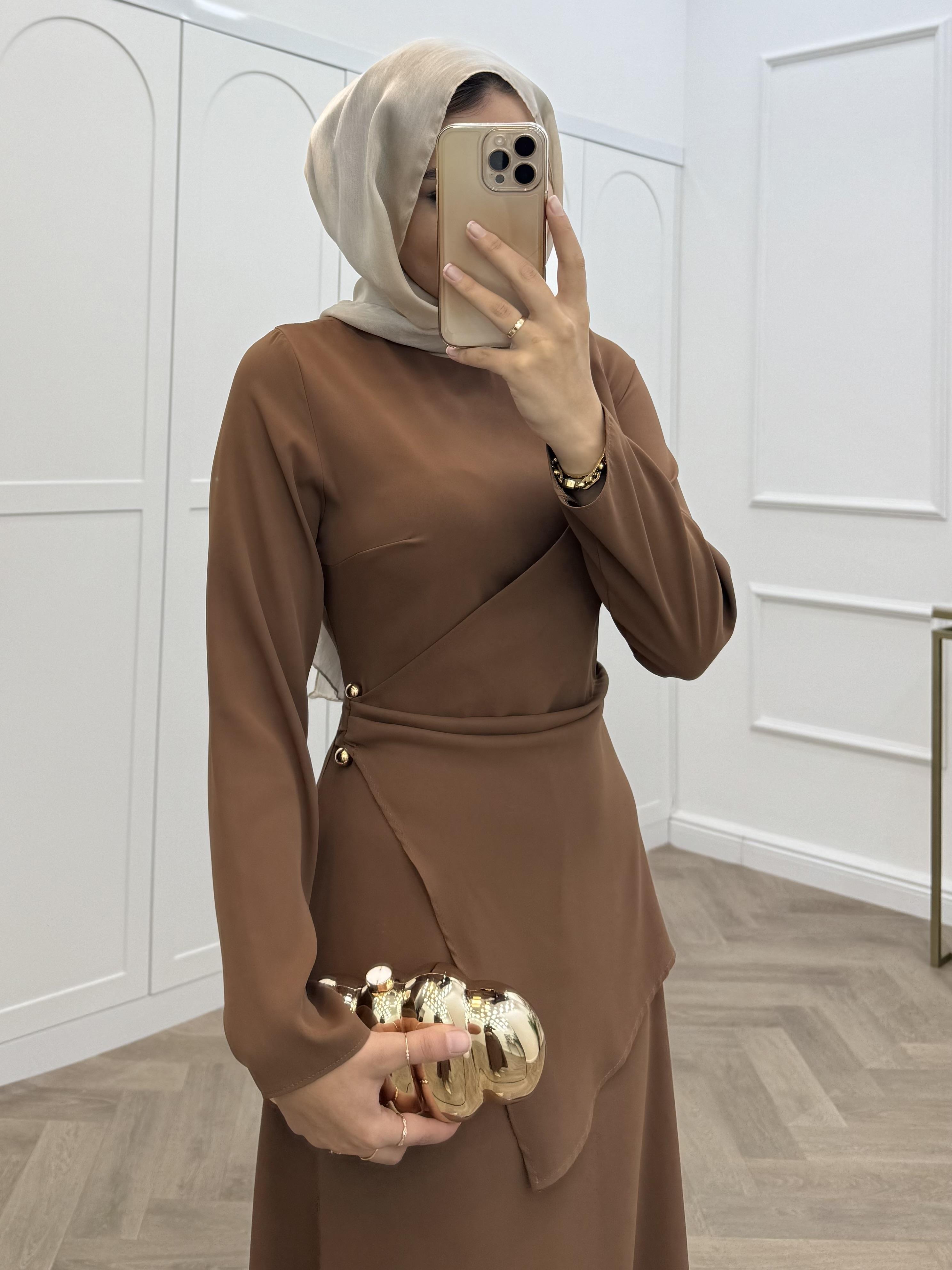 ÇAPRAZ GEÇİŞLİ SATEN ELBİSE CAMEL