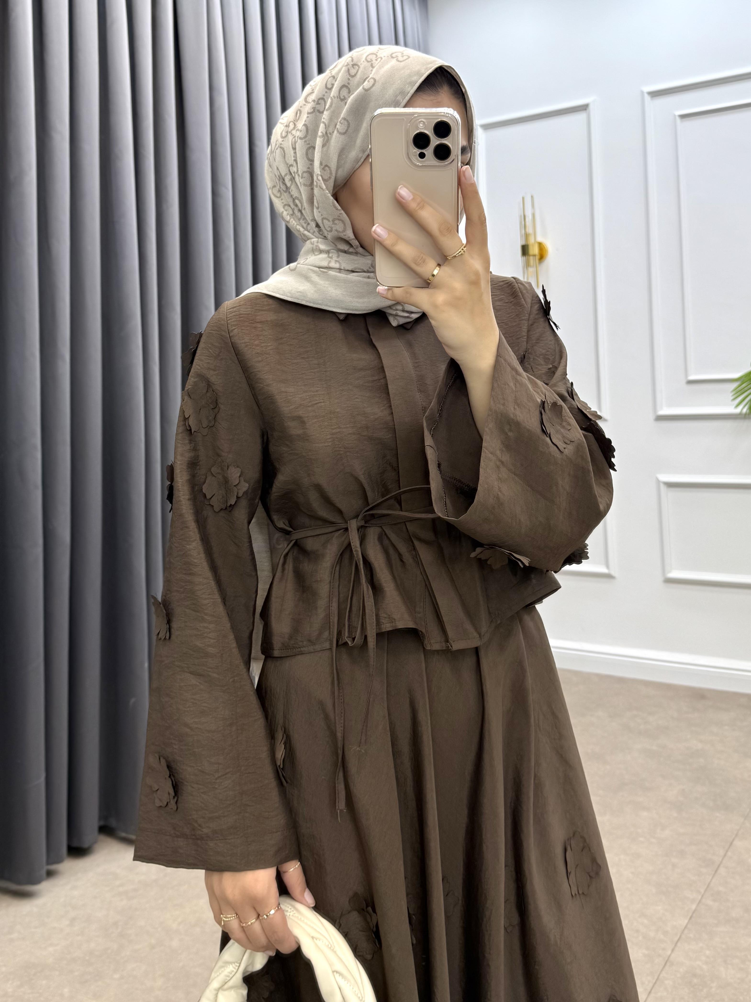 ÇİÇEK DETAYLI ETEKLİ TAKIM KAHVE