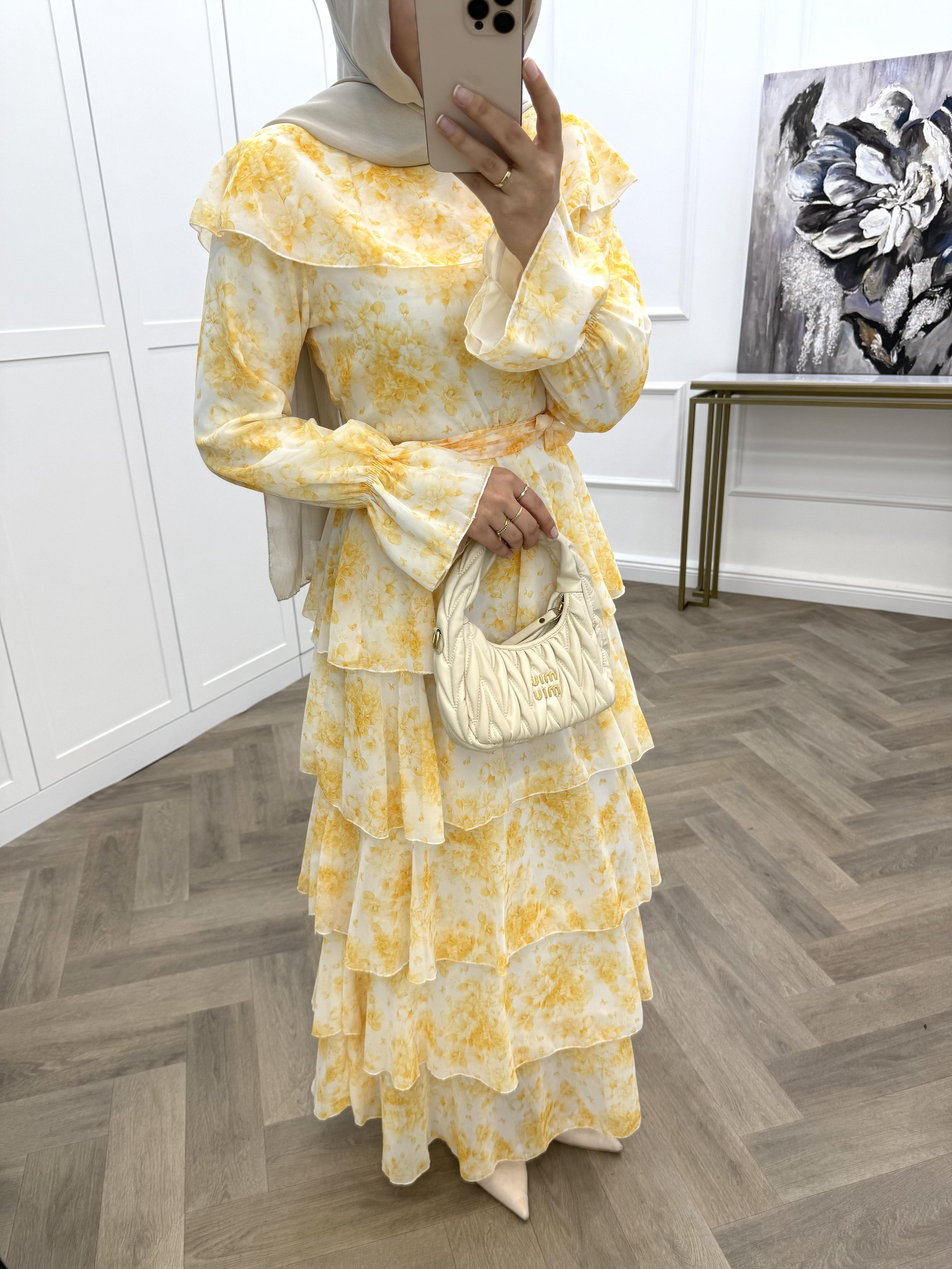 ÇİÇEKLİ KATLI ŞİFON ELBİSE SARI