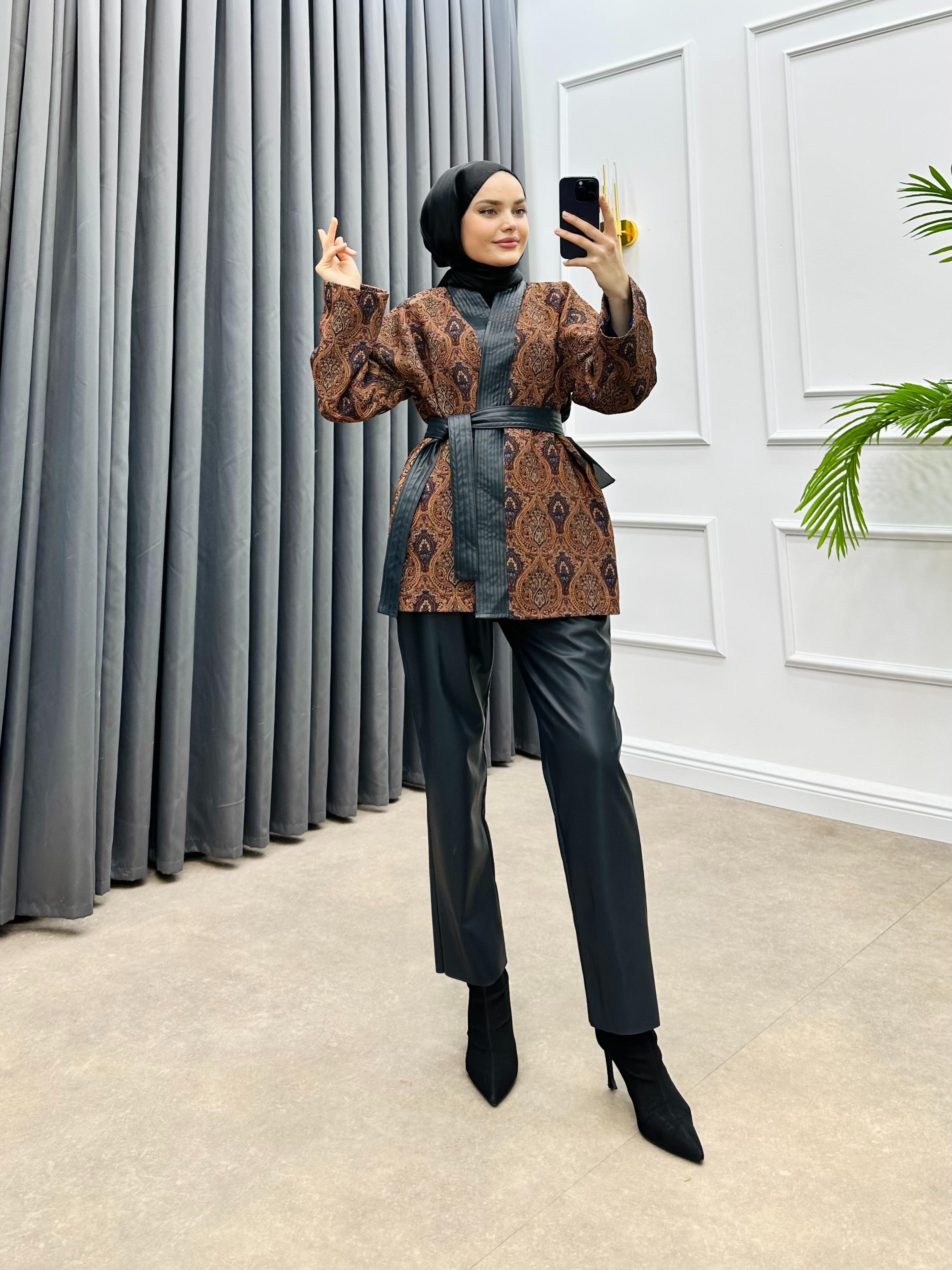 DESENLİ DERİ PANTOLONLU TAKIM TABA