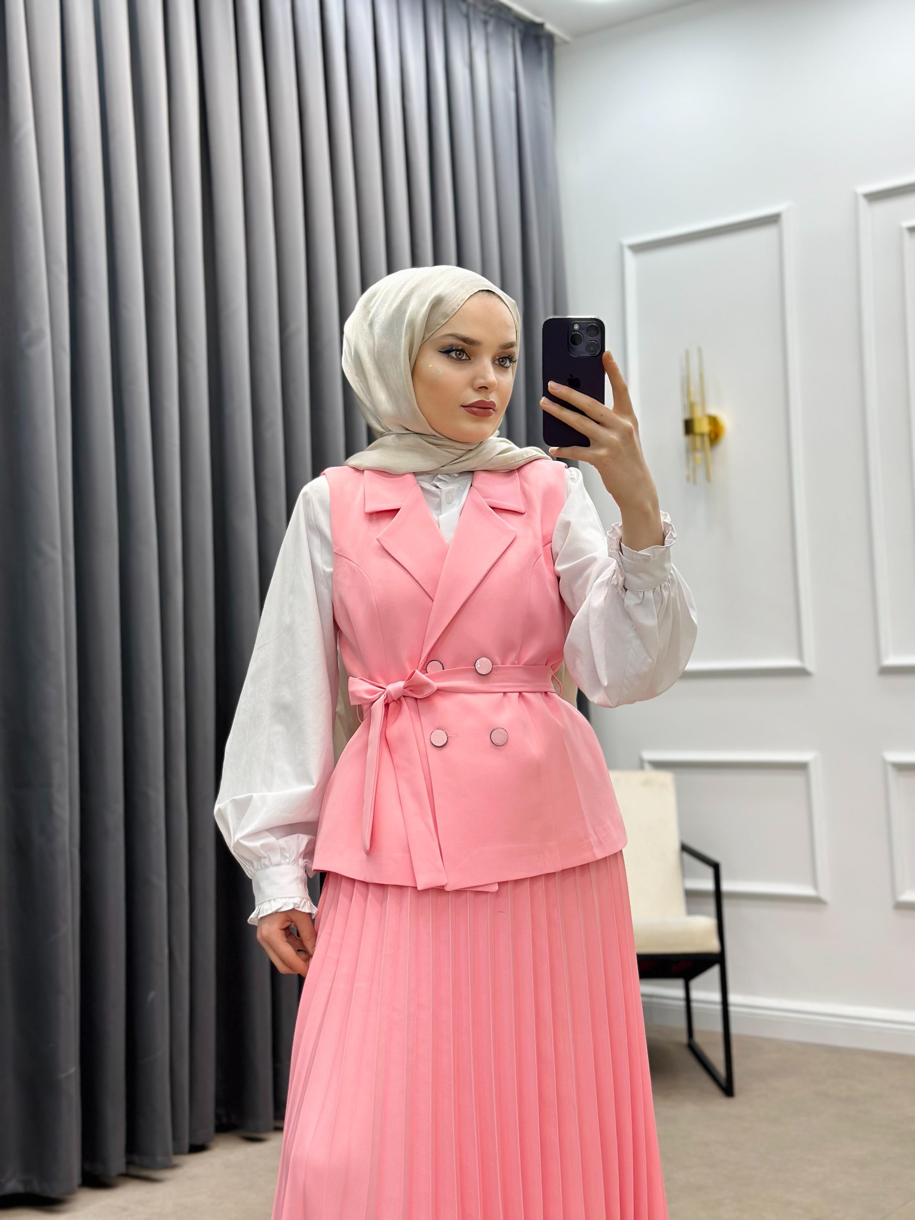 DÖRT DÜĞMELİ YELEKLİ ETEKLİ TAKIM PEMBE