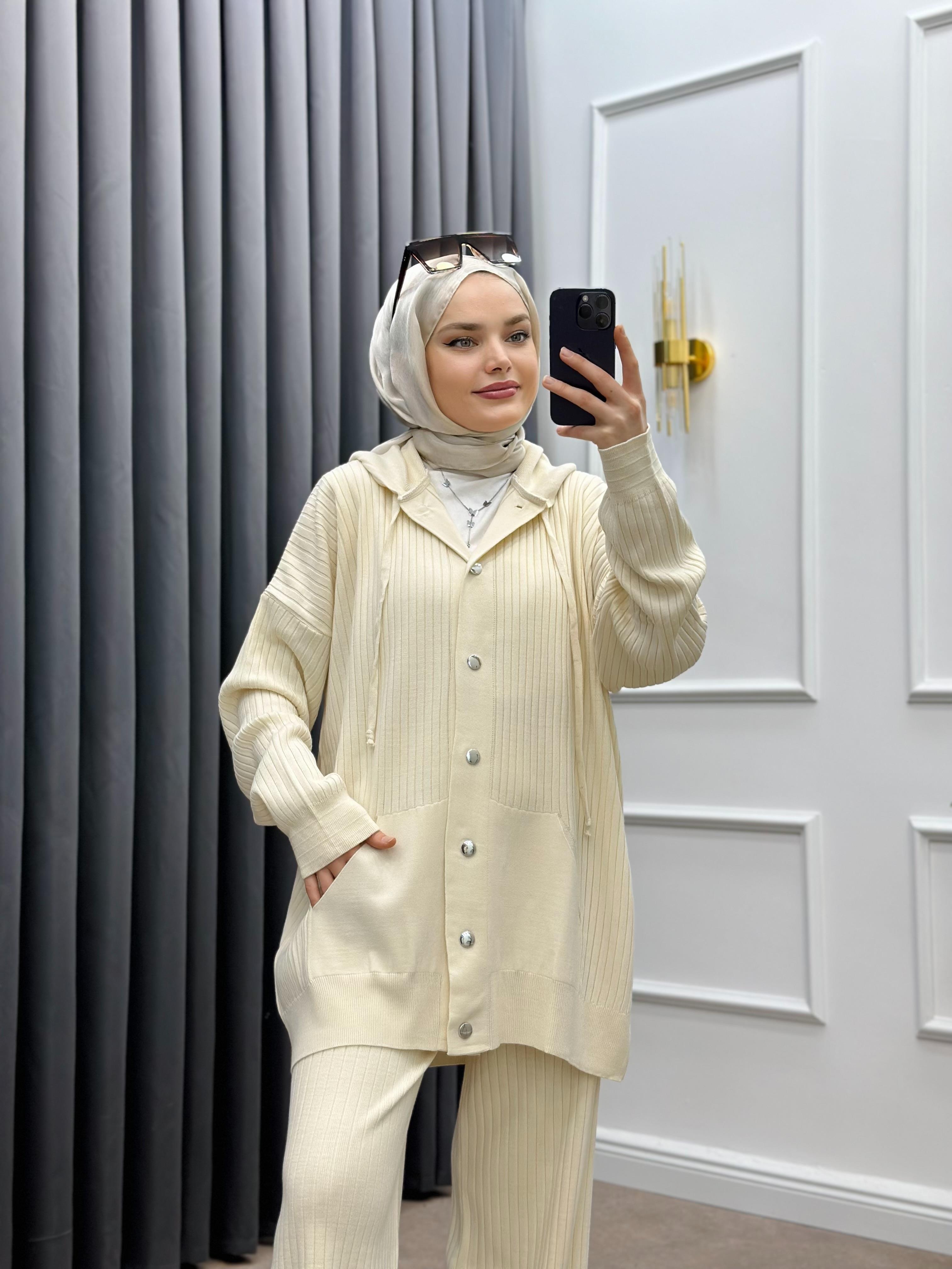 ELA ÖNDEN DÜĞMELİ TRİKO TAKIM KREM