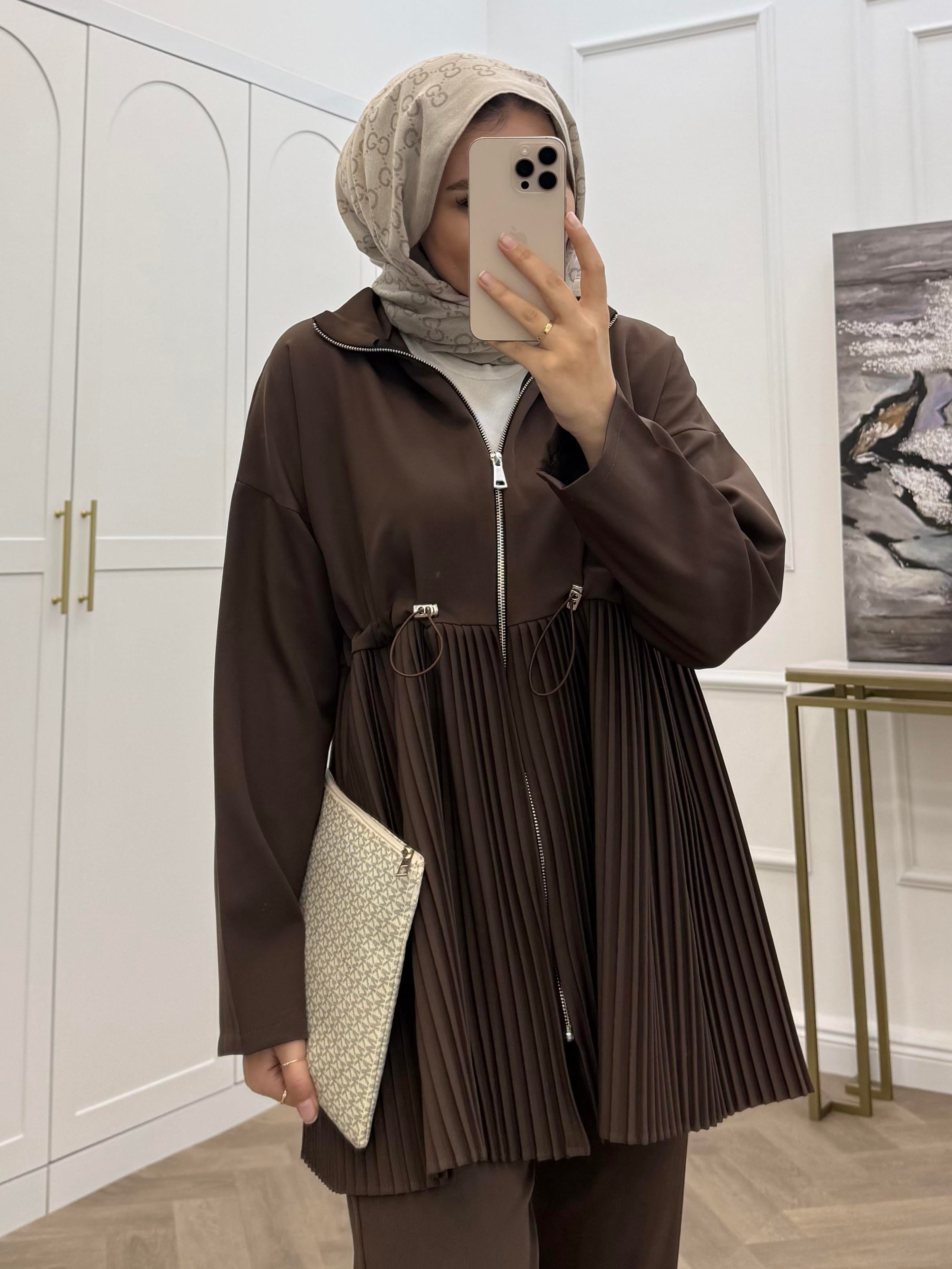 ELA PLİSE DETAY PANTOLONLU TAKIM KAHVE