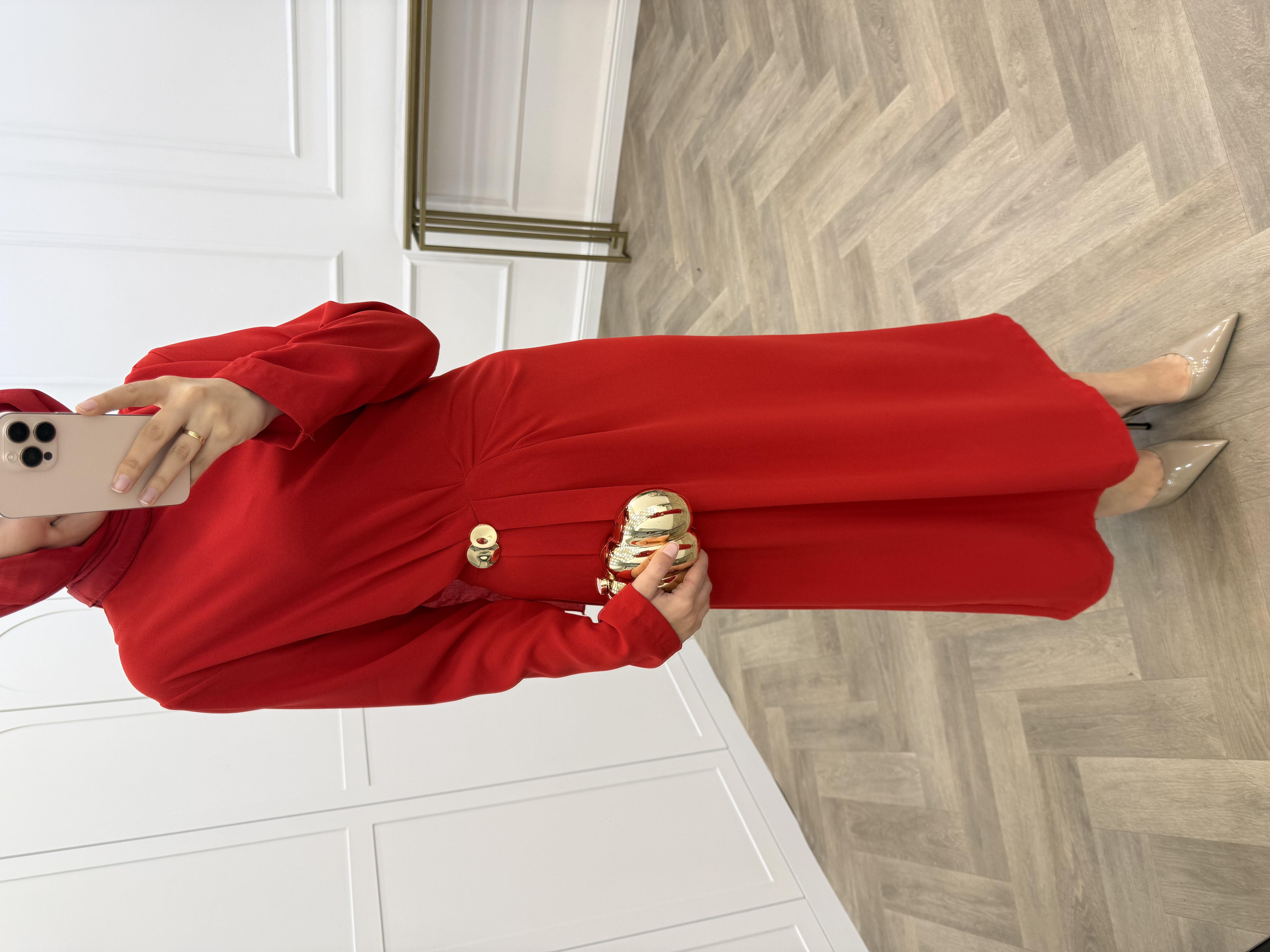 GOLD AKSESUAR DETAYLI KREP ELBİSE KIRMIZI