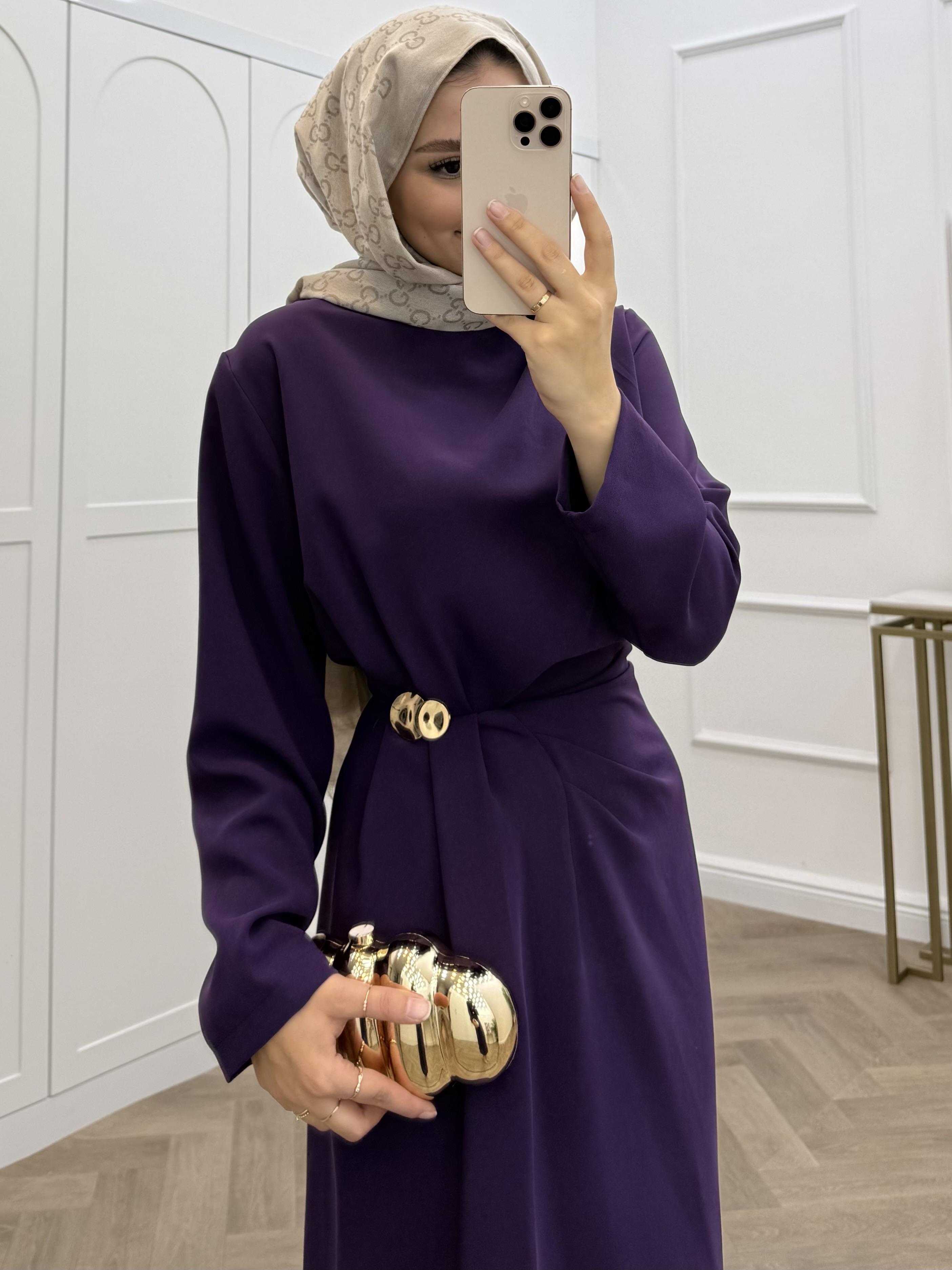 GOLD AKSESUAR DETAYLI KREP ELBİSE MOR 