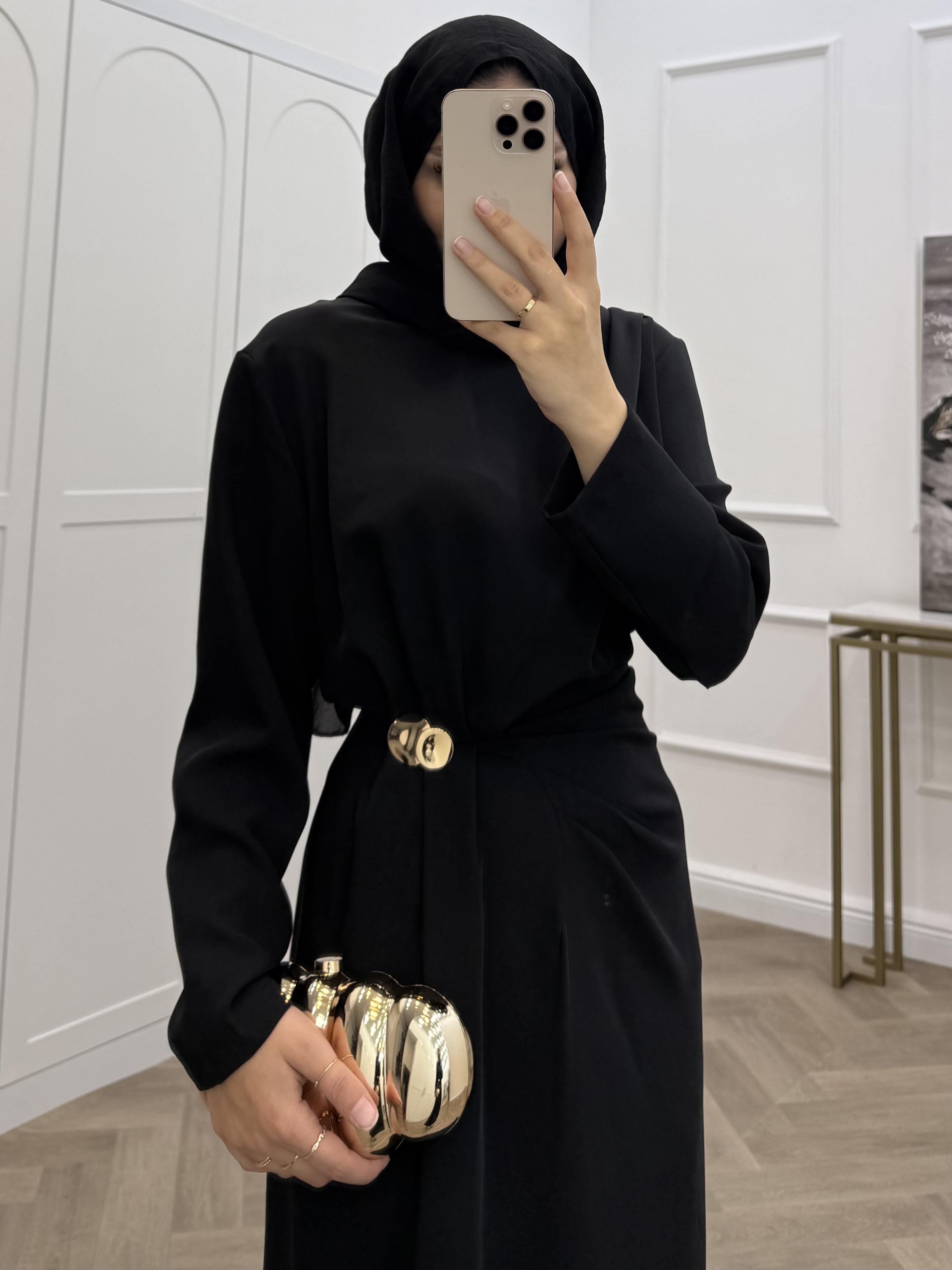 GOLD AKSESUAR DETAYLI KREP ELBİSE SİYAH