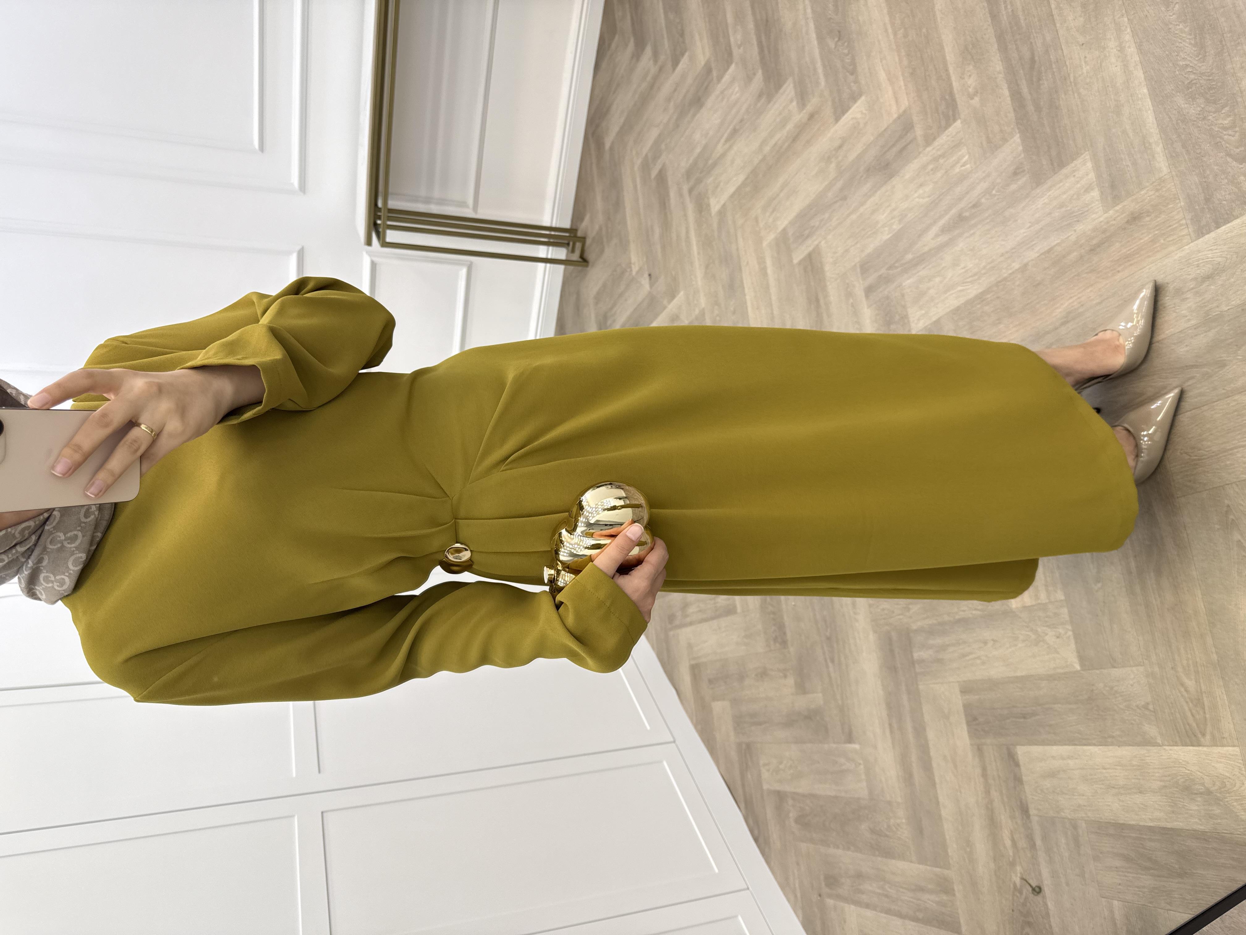 GOLD AKSESUAR DETAYLI KREP ELBİSE YAĞ YEŞİLİ