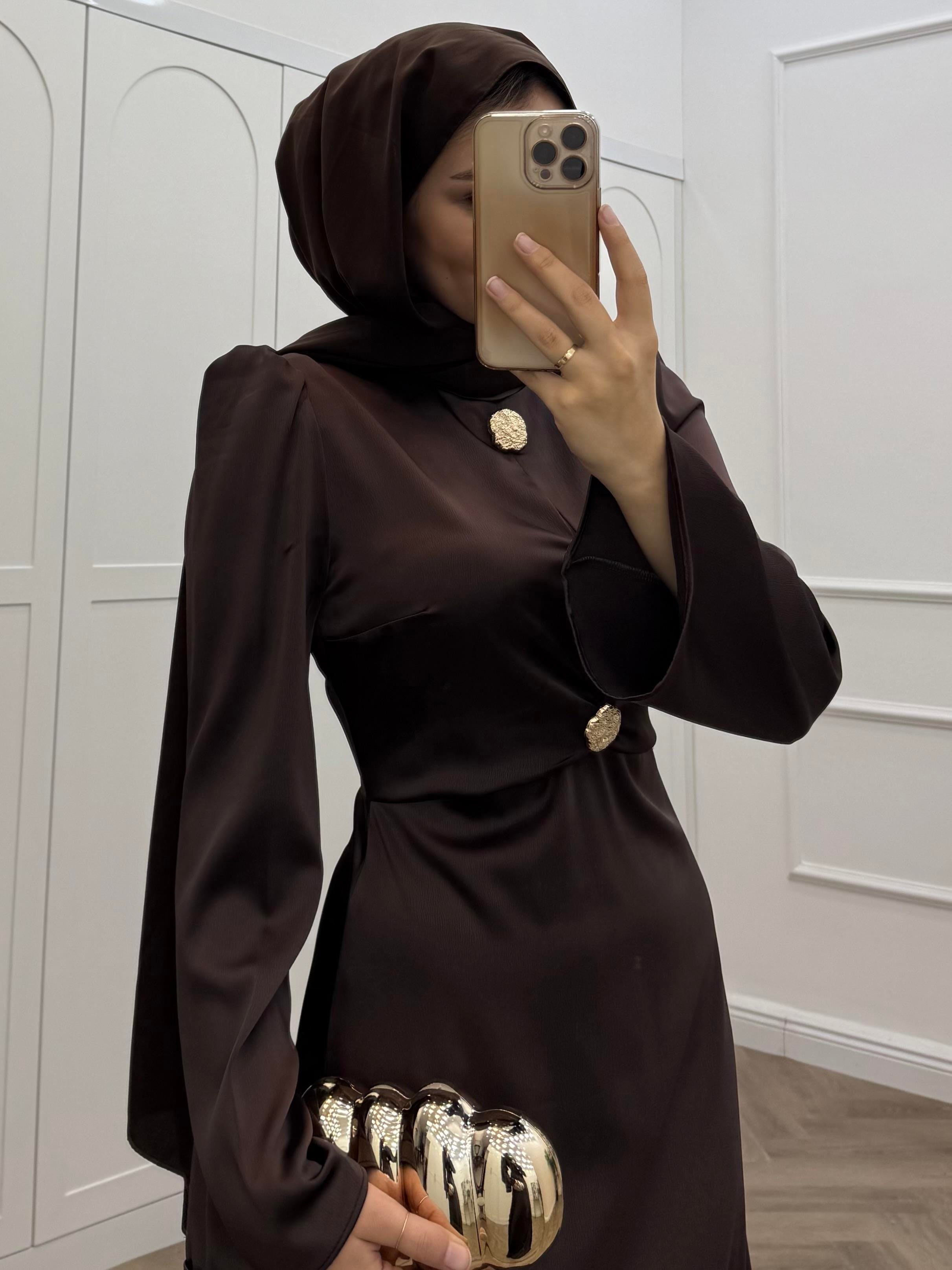 GOLD DÜĞMELİ SATEN ELBİSE KAHVE