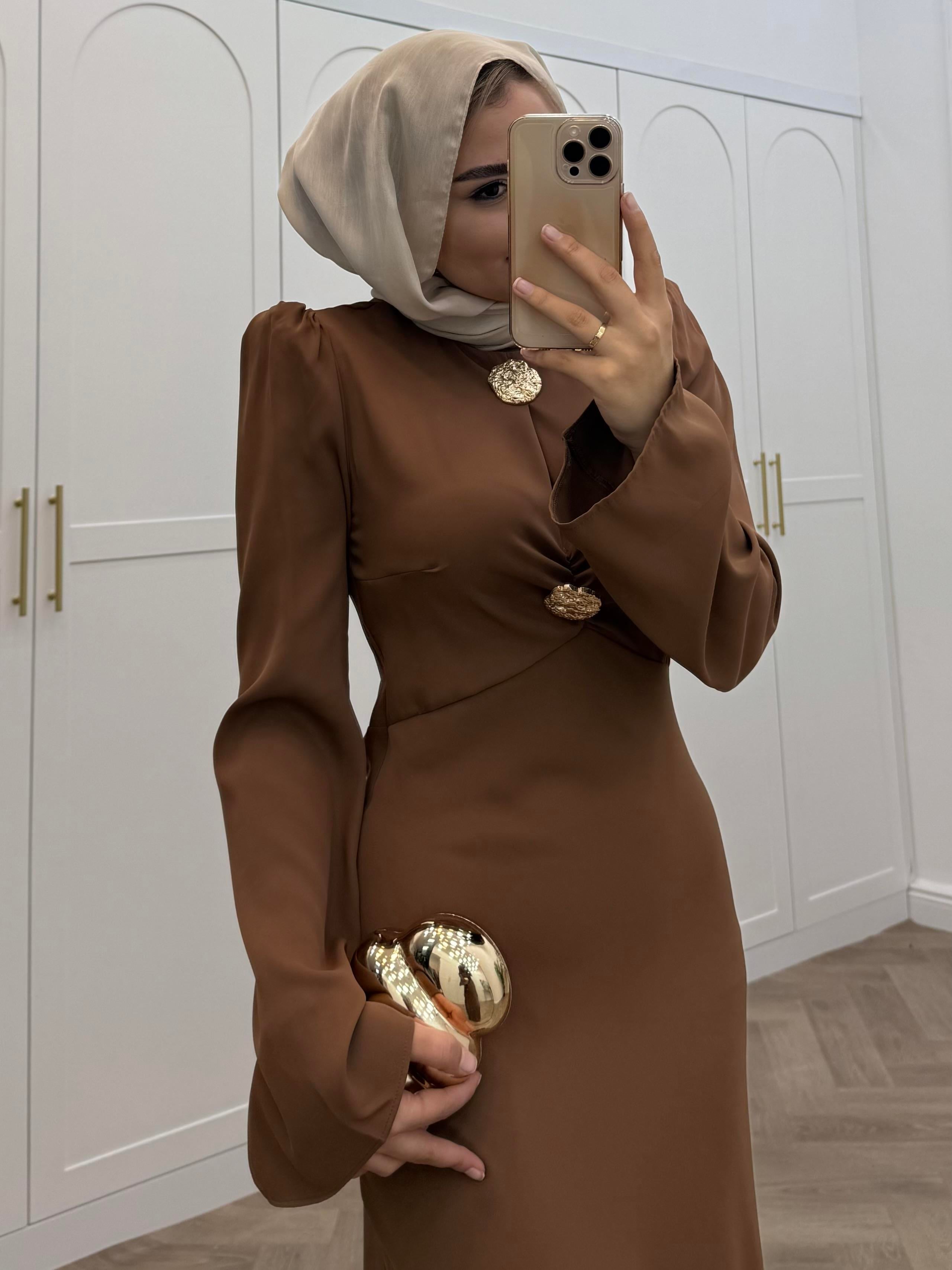 GOLD DÜĞMELİ SATEN ELBİSE TABA