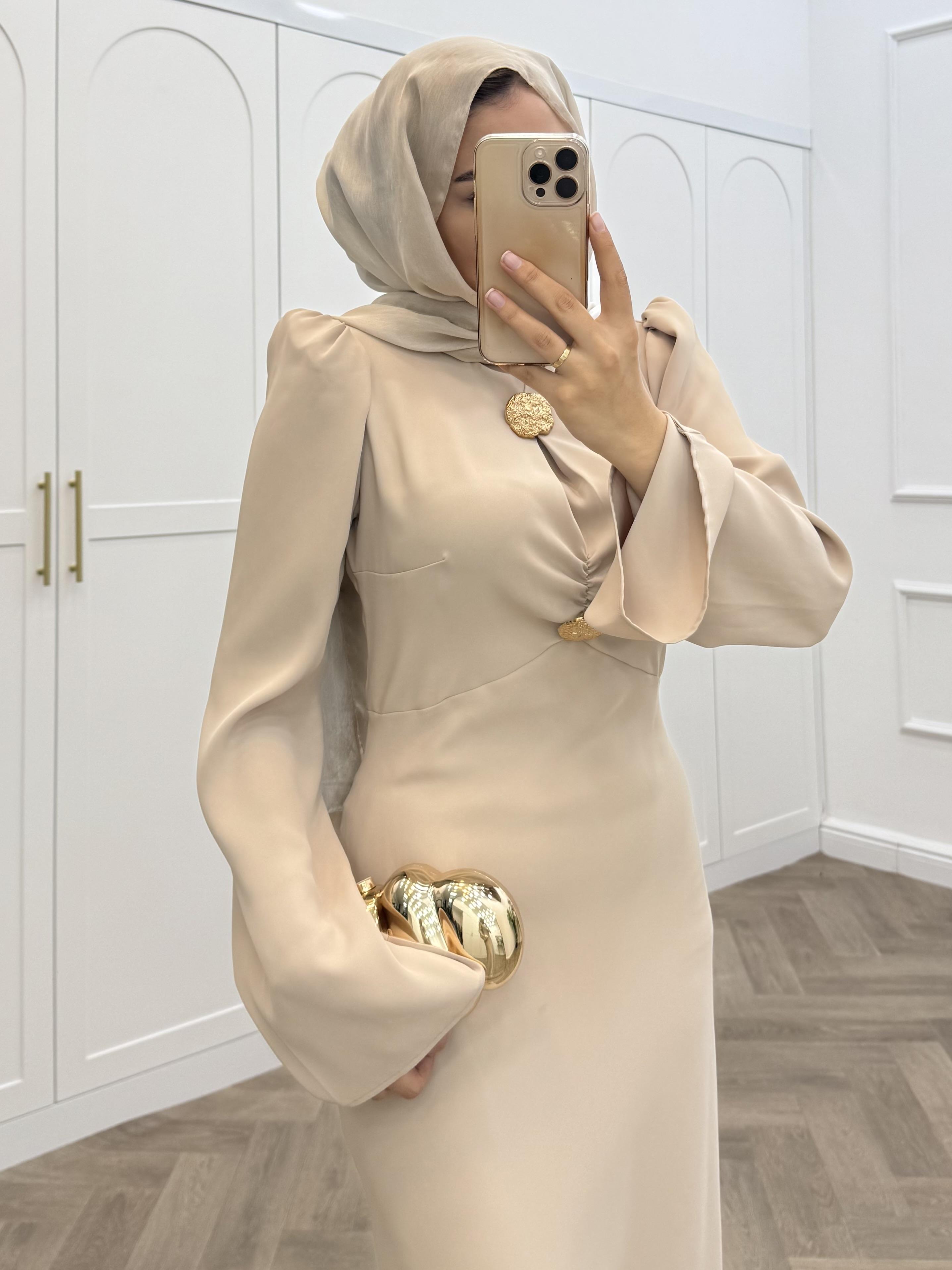 GOLD DÜĞMELİ SATEN ELBİSE TAŞ