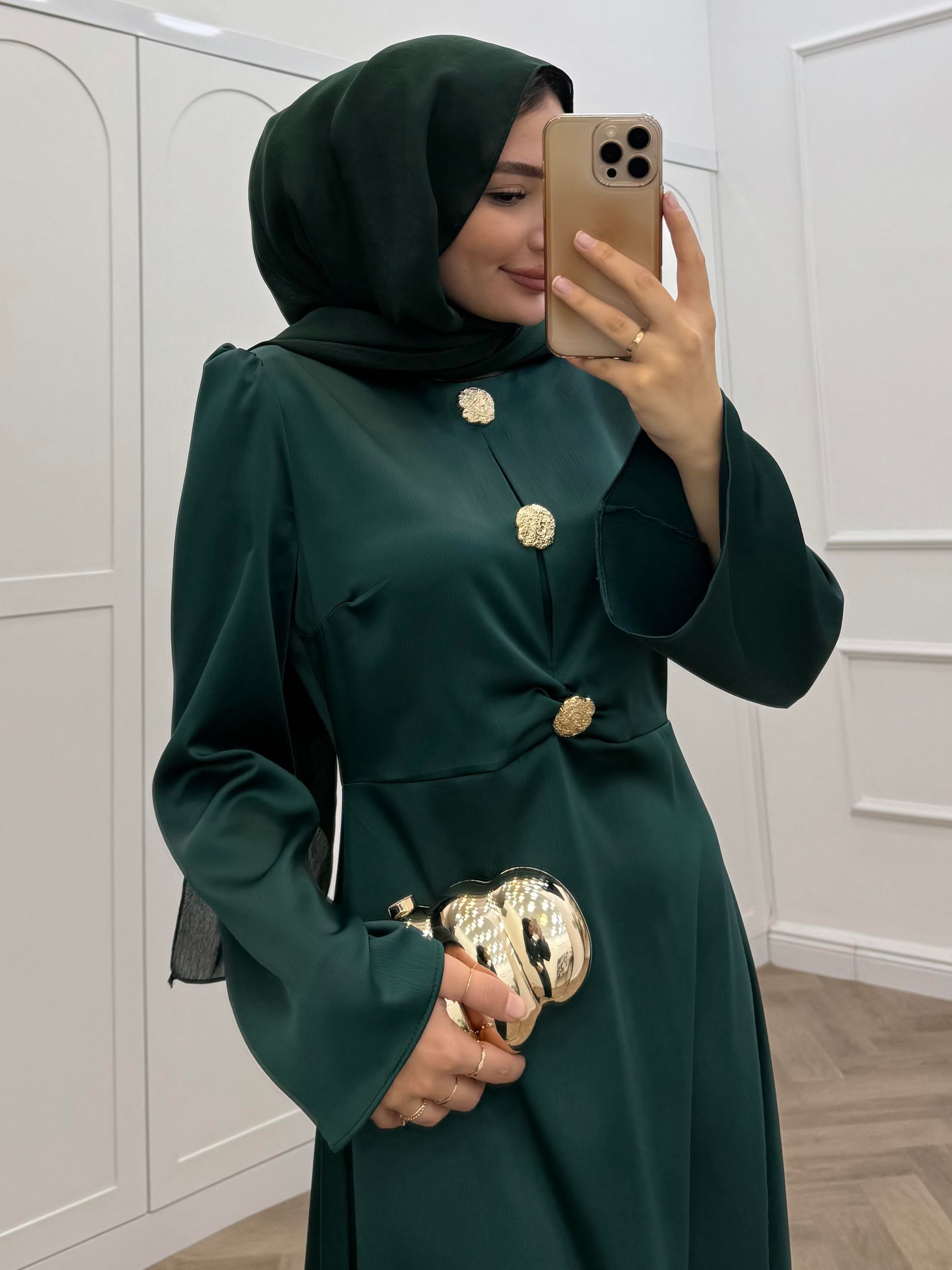 GOLD DÜĞMELİ SATEN ELBİSE ZÜMRÜT
