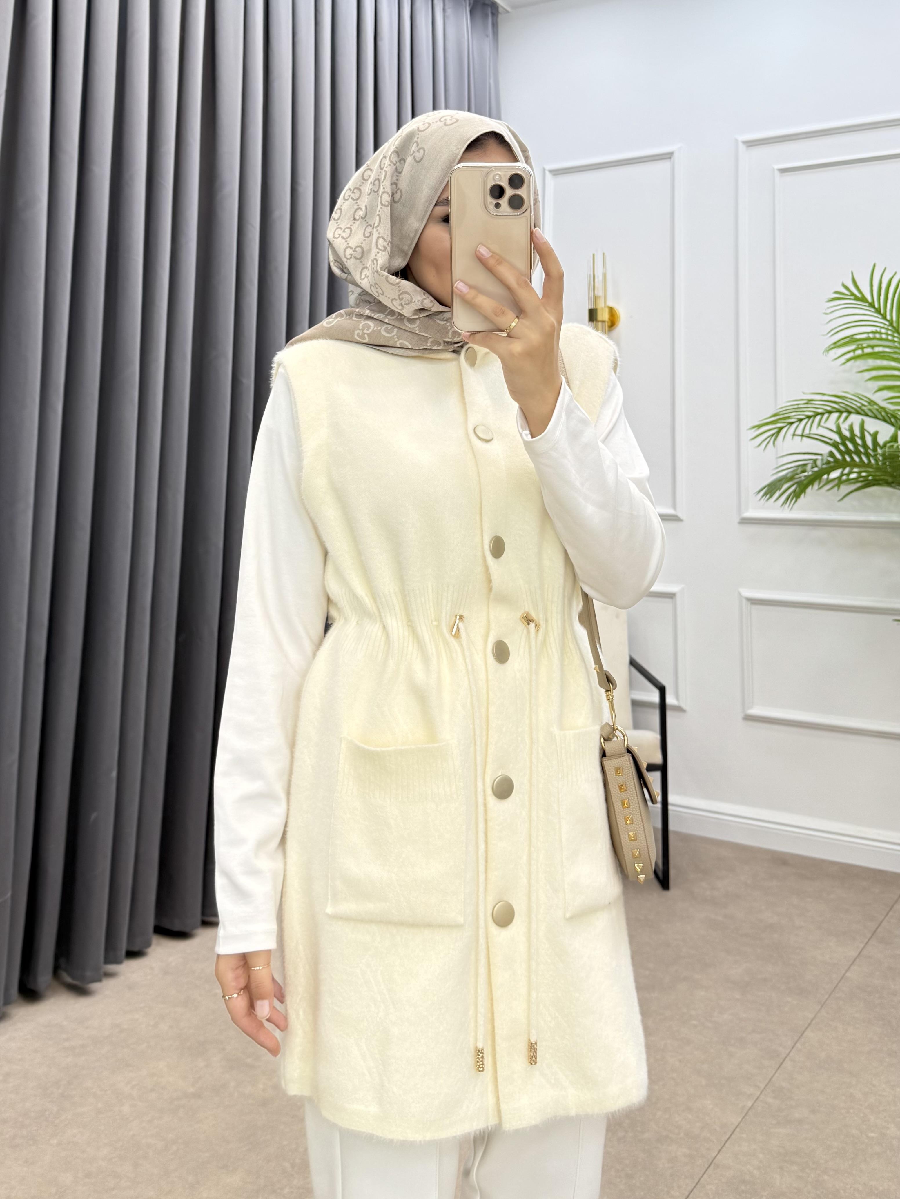 GOLD DÜĞMELİ YÜN YELEK KREM