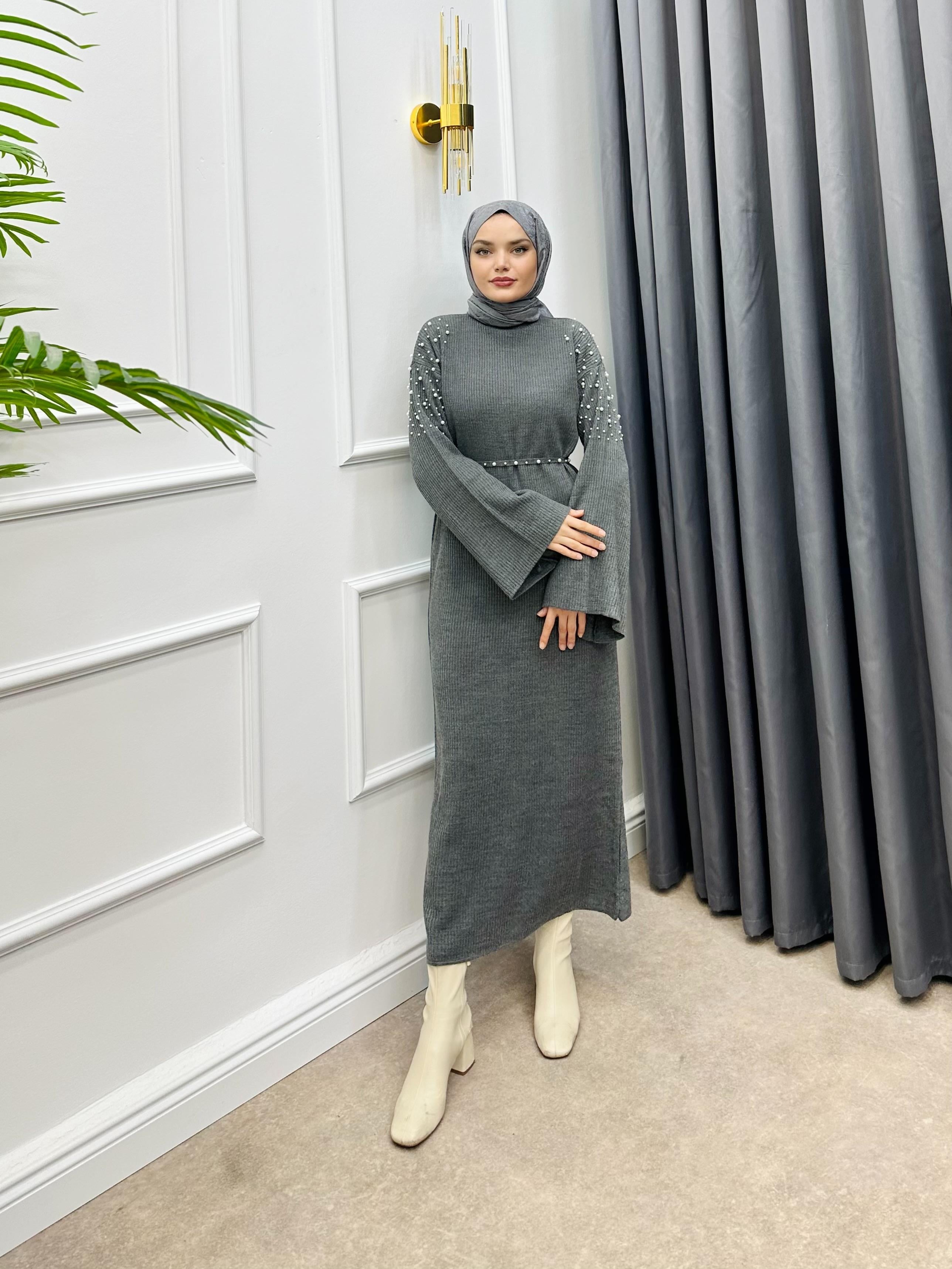 İNCİ DETAYLI TRİKO ELBİSE FÜME