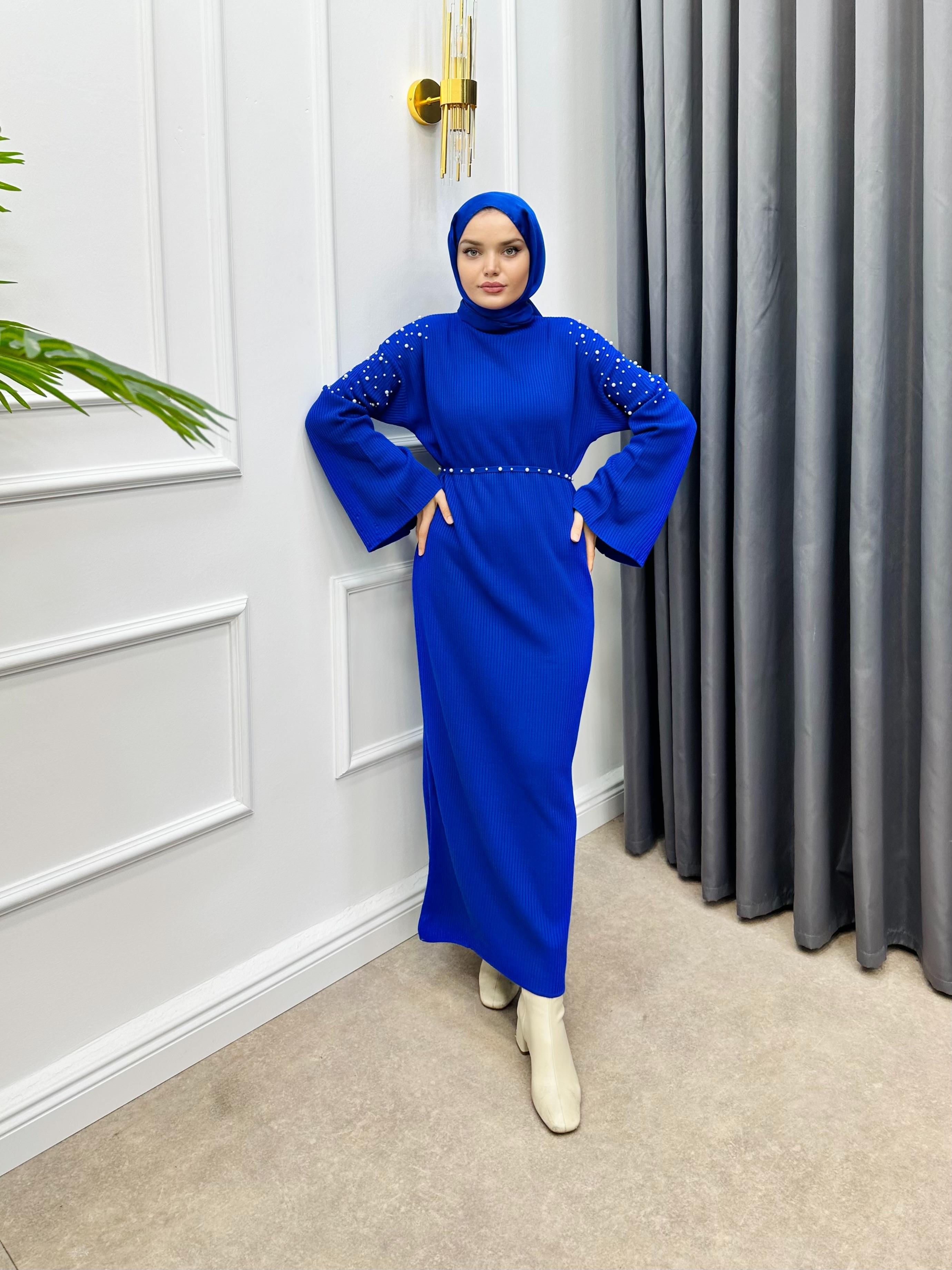 İNCİ DETAYLI TRİKO ELBİSE SAKS