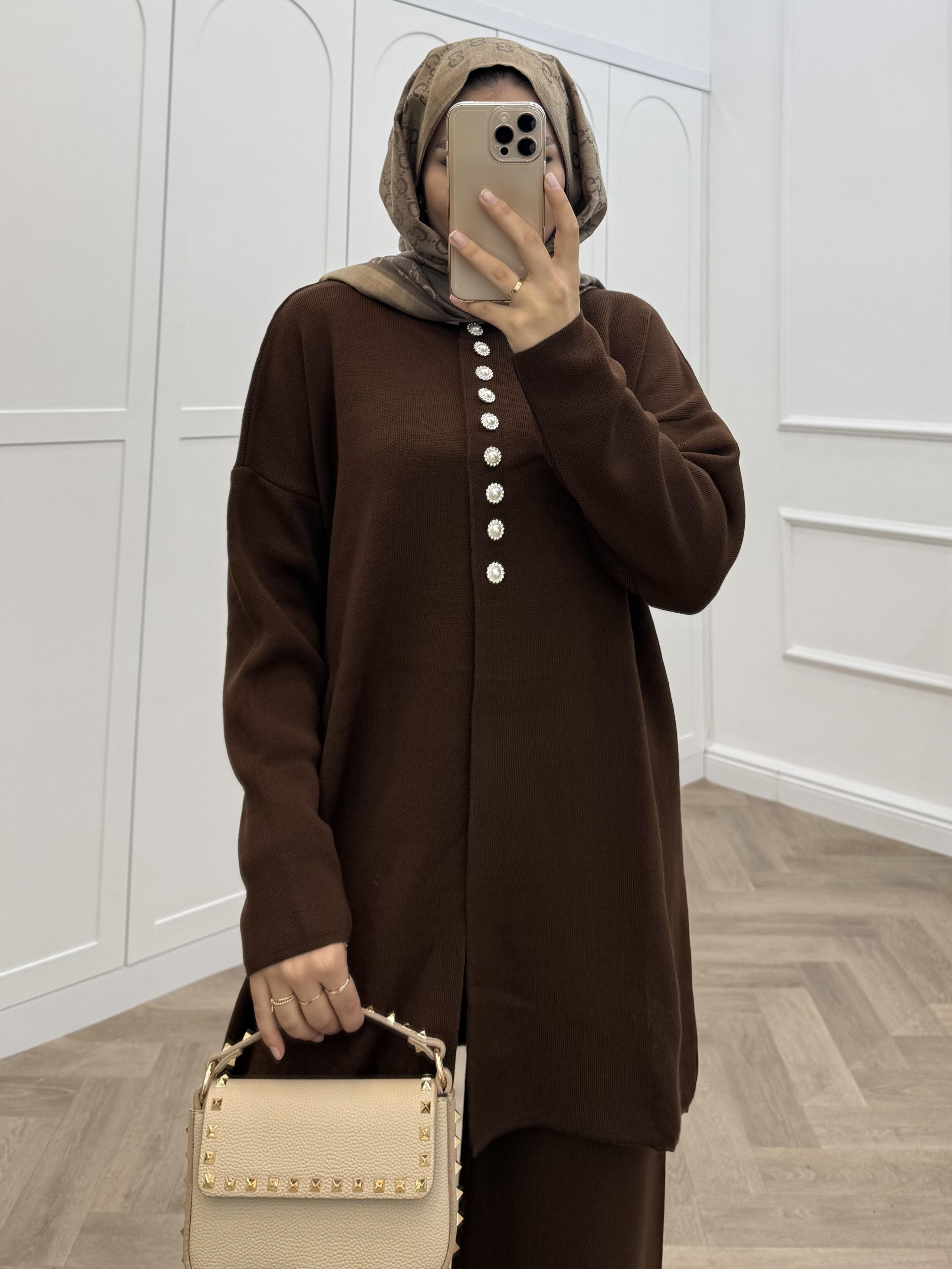 İNCİ DÜĞMELİ TRİKO TAKIM KAHVE