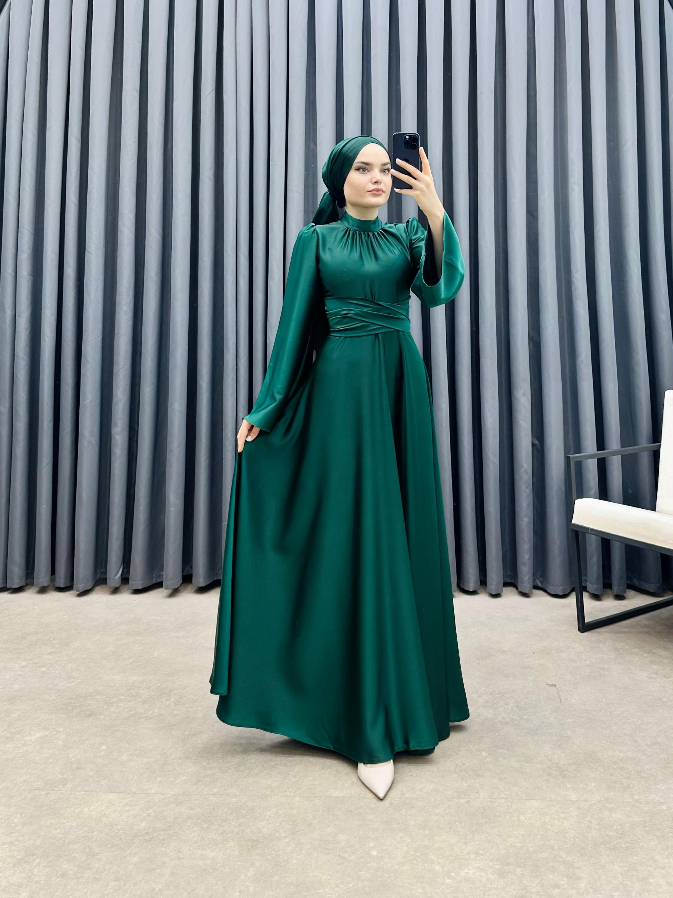 İSPANYOL KOL SATEN ELBİSE ZÜMRÜT