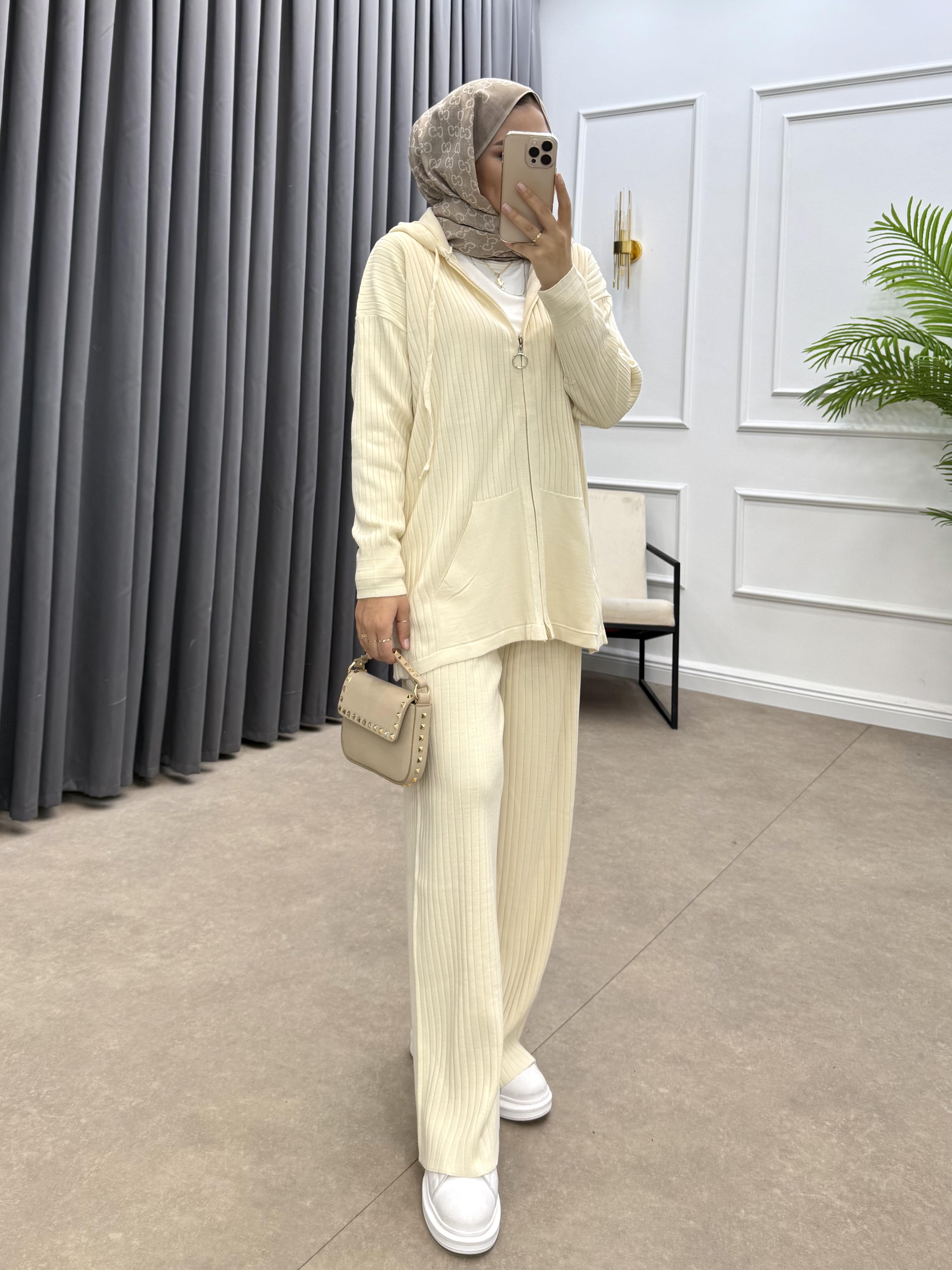 KAPÜŞONLU CEPLİ TRİKO TAKIM KREM