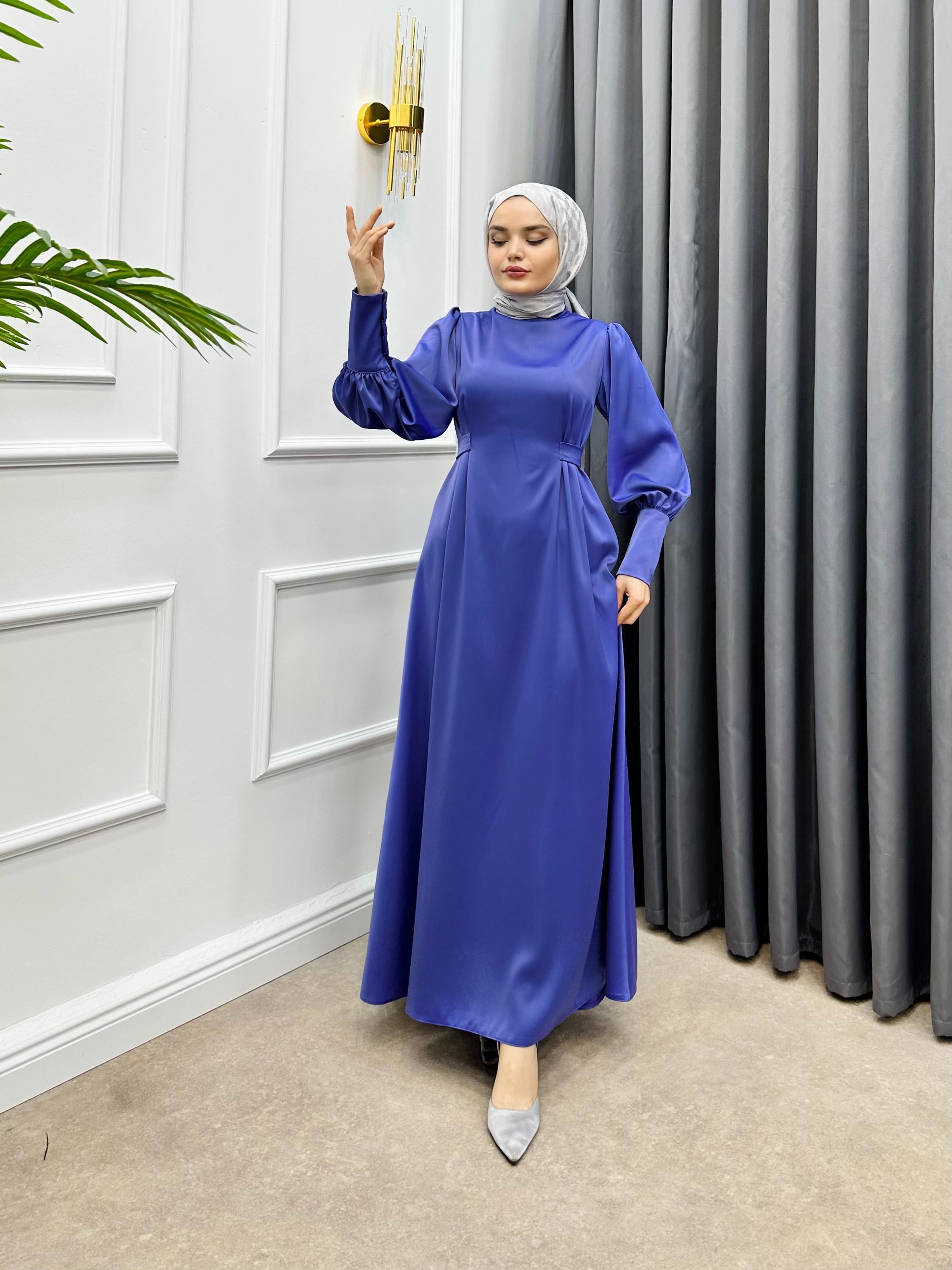 KENDİNDEN KEMERLİ KOL UCU TAŞ DÜĞMELİ SATEN ELBİSE MOR