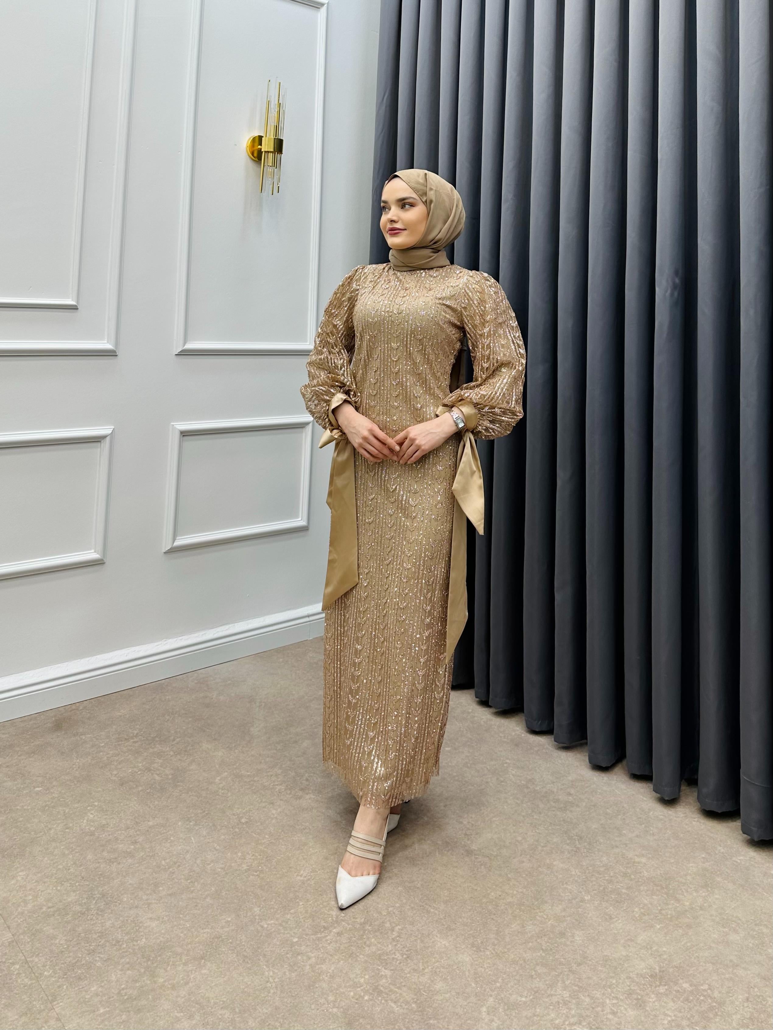 KOL UCU KURDELELİ SİMLİ ABİYE BEJ