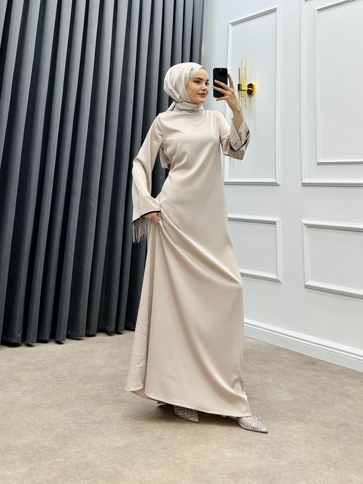 KOL UCU TAŞLI SATEN ELBİSE KREM