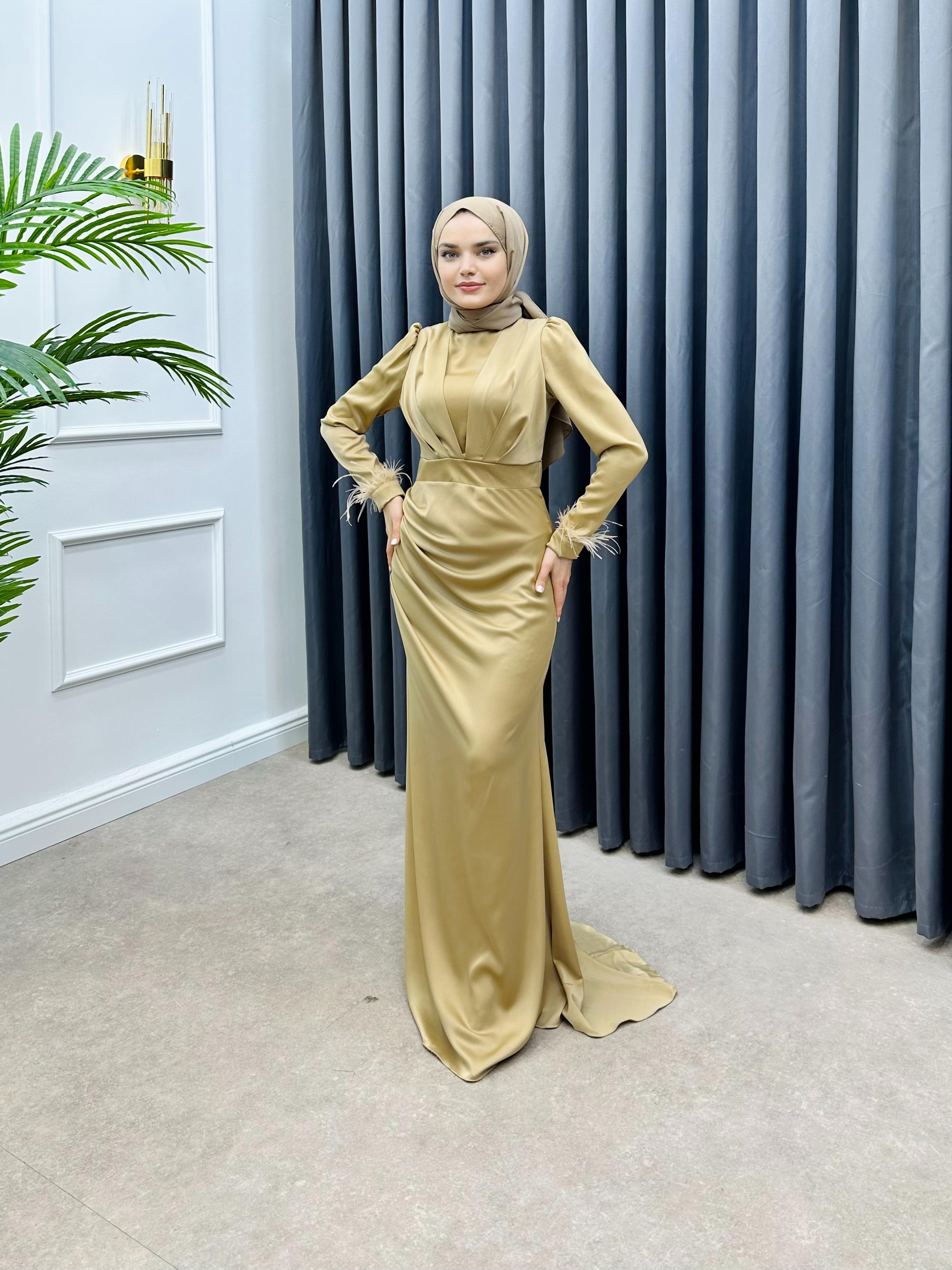 KOL UCU TÜYLÜ SATEN ELBİSE BEJ