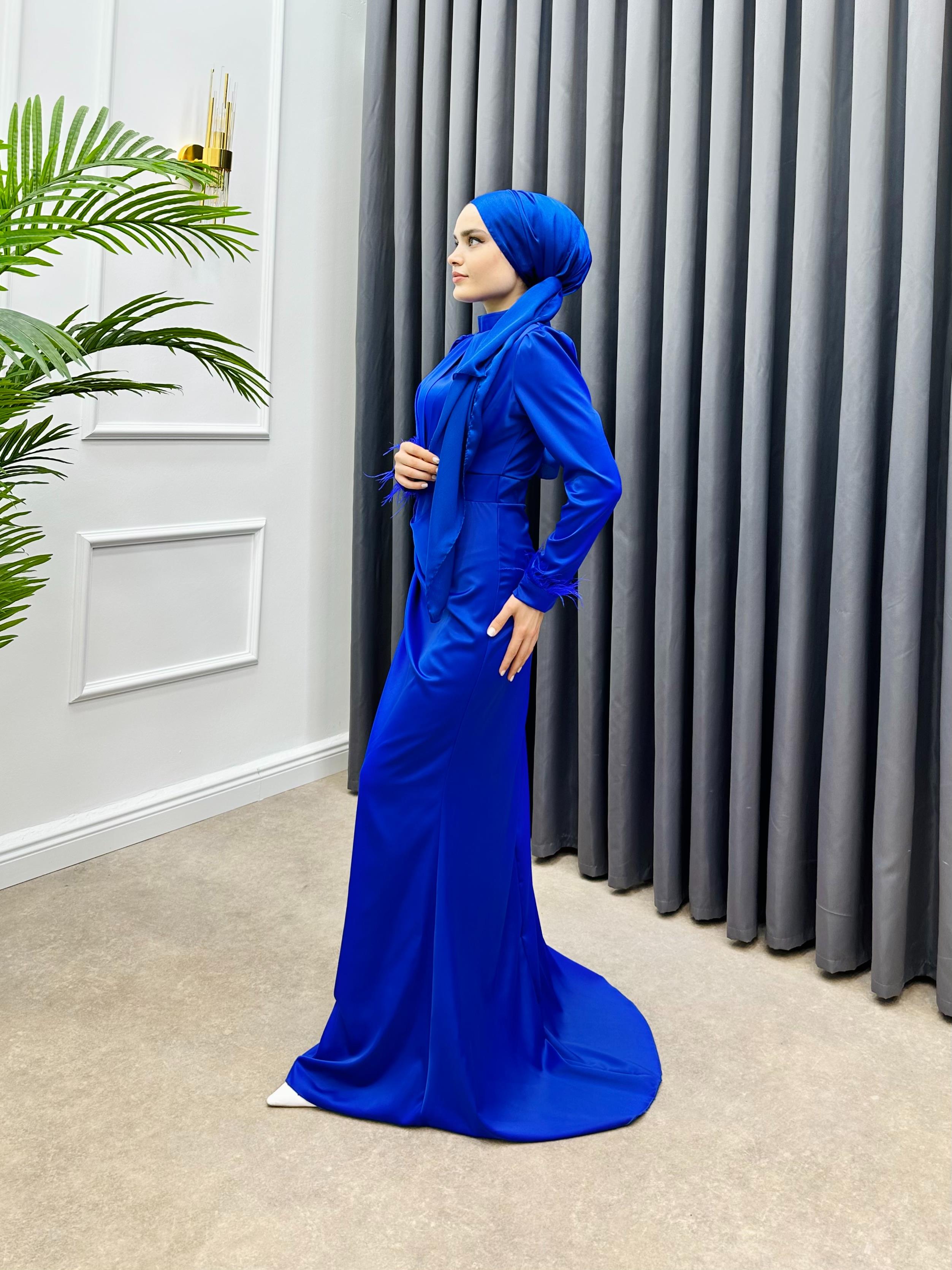 KOL UCU TÜYLÜ SATEN ELBİSE SAKS