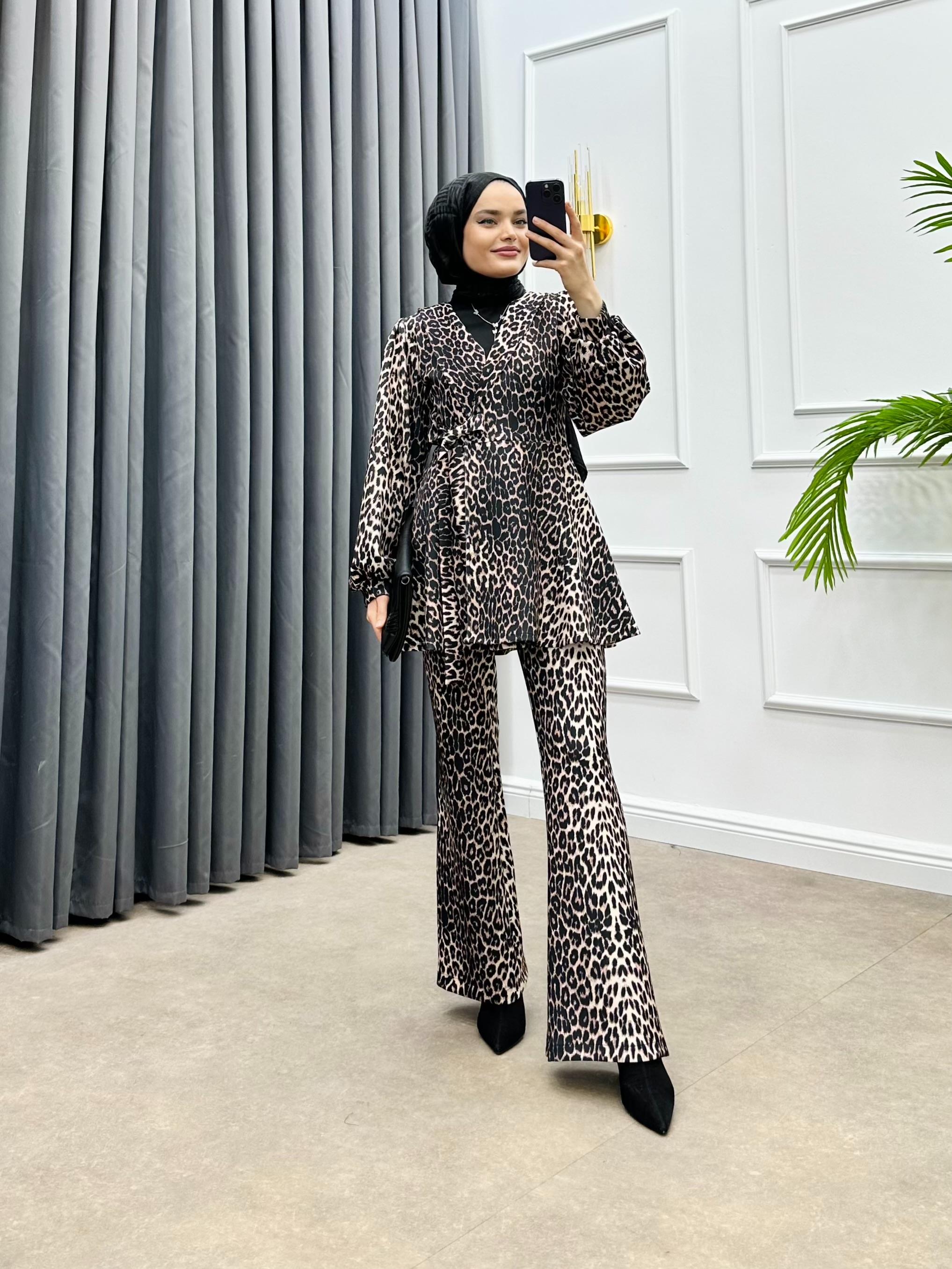 KRUVAZE YAKA LEOPAR SCUBA TAKIM KAHVE