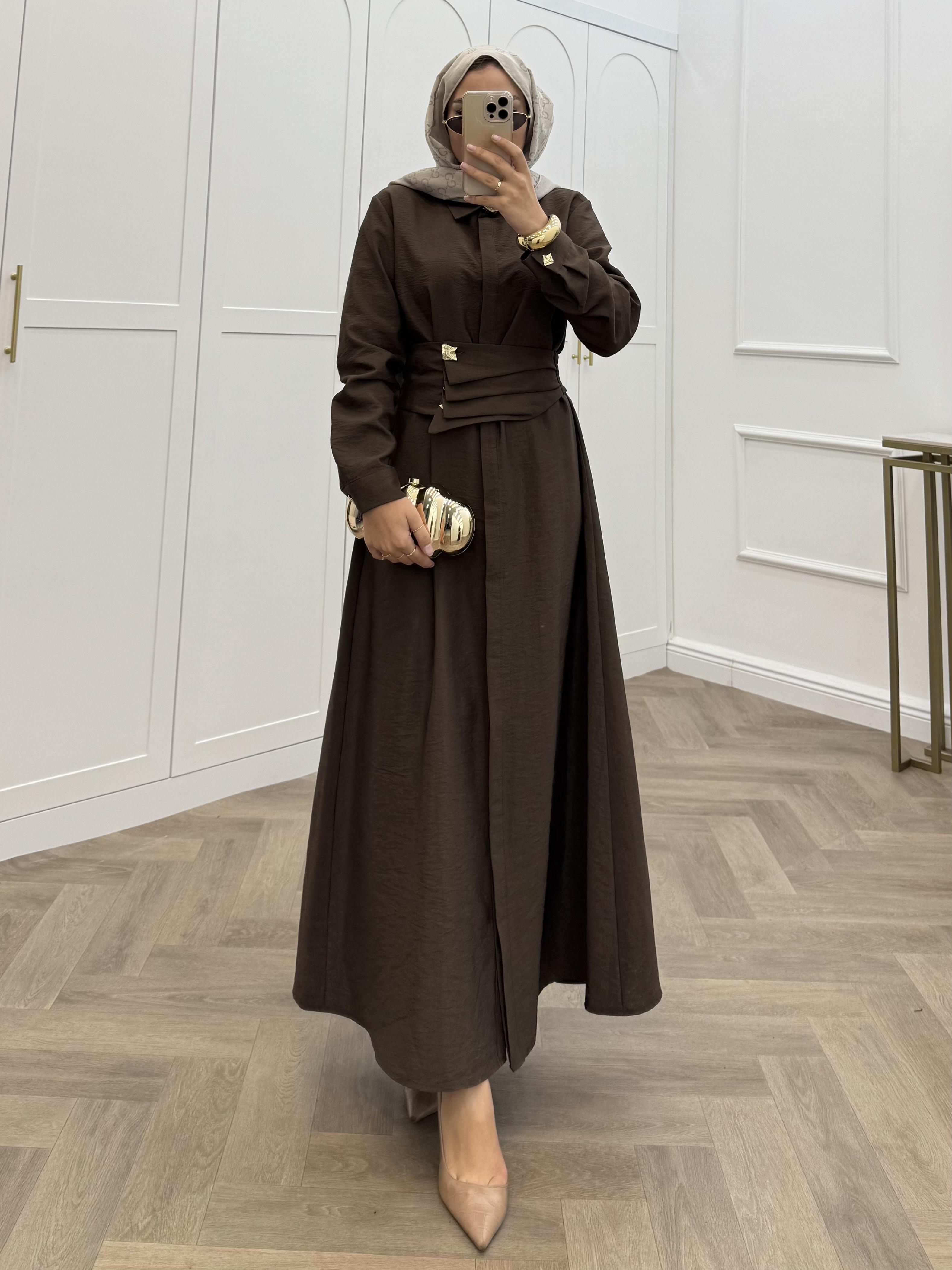 LASTİK KEMERLİ ÖNÜ DÜĞMELİ ELBİSE KAHVE